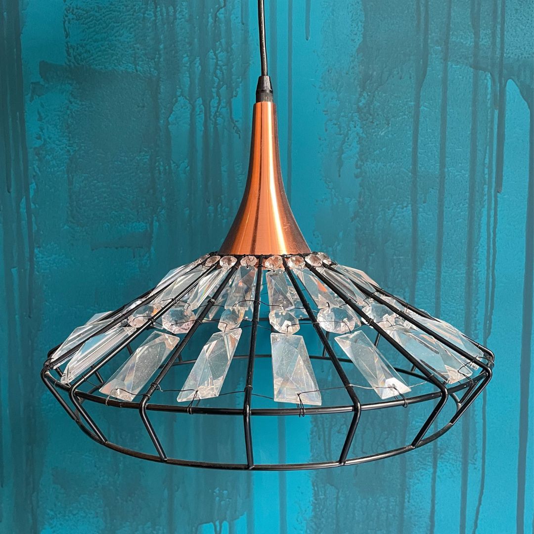 Lámpara colgante de techo con cristales.