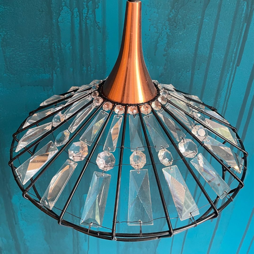 Lámpara colgante de techo con cristales.