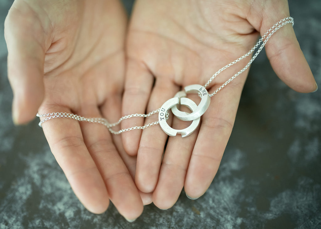 Colgante de círculos entrelazados You & Me