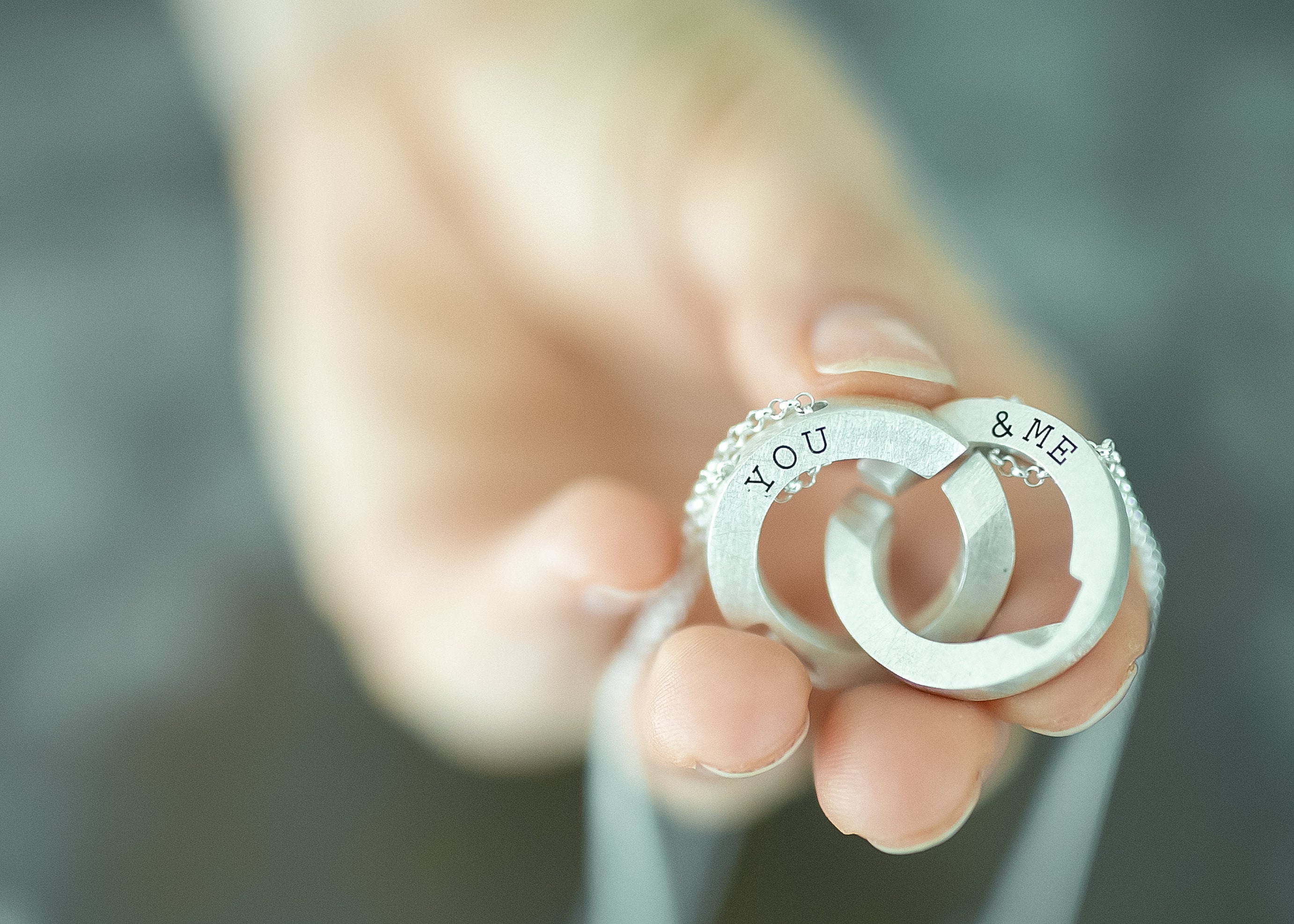Colgante de círculos entrelazados You & Me