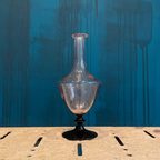 Jarrón Vintage vidrio rosa con base negra.