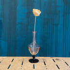 Jarrón Vintage vidrio rosa con base negra.