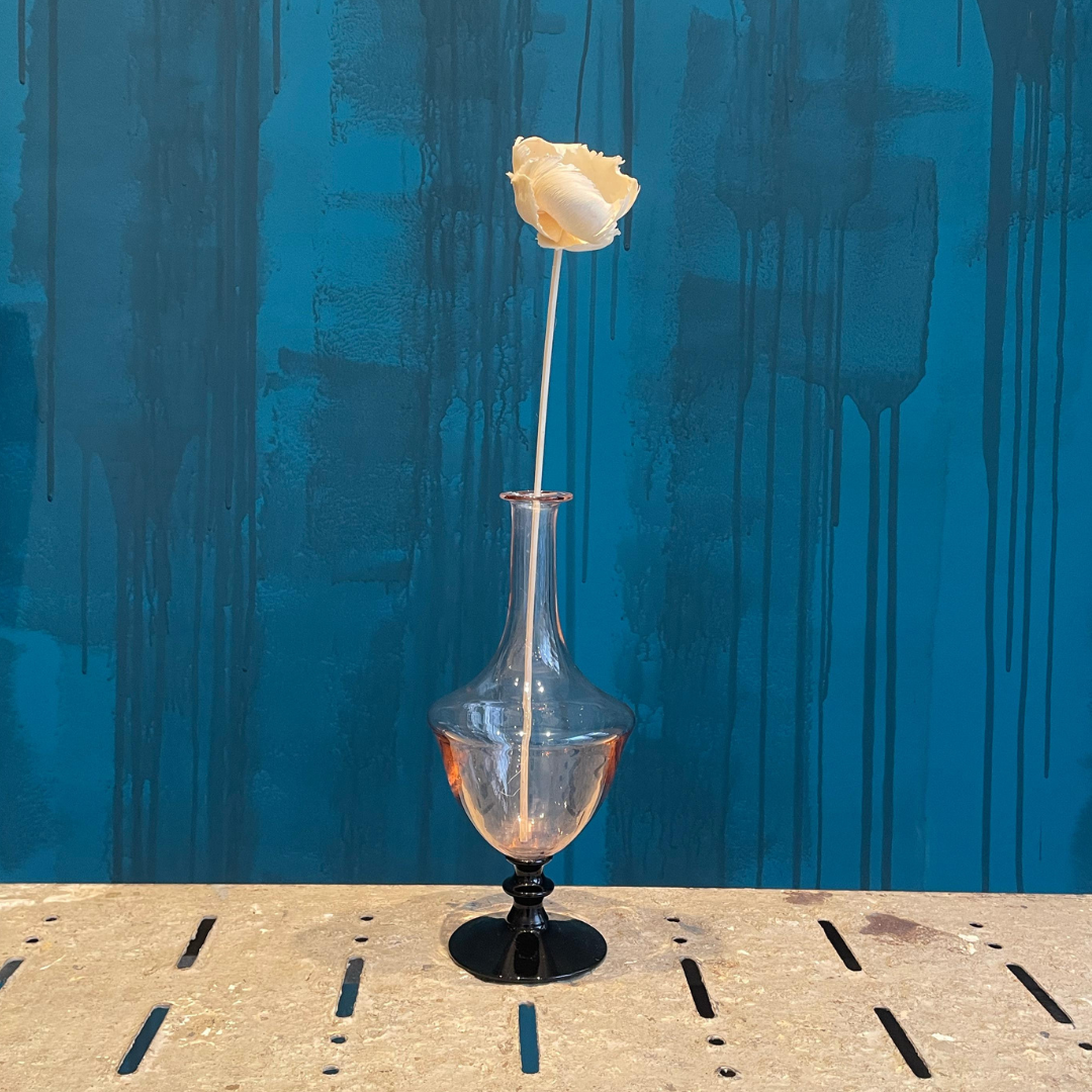 Jarrón Vintage vidrio rosa con base negra.