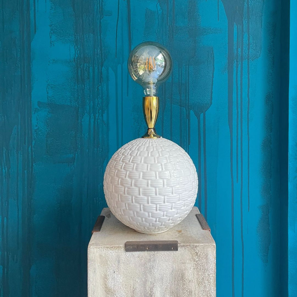 Lámpara Vintage de cerámica blanca con textura trenzada y casquillo dorado