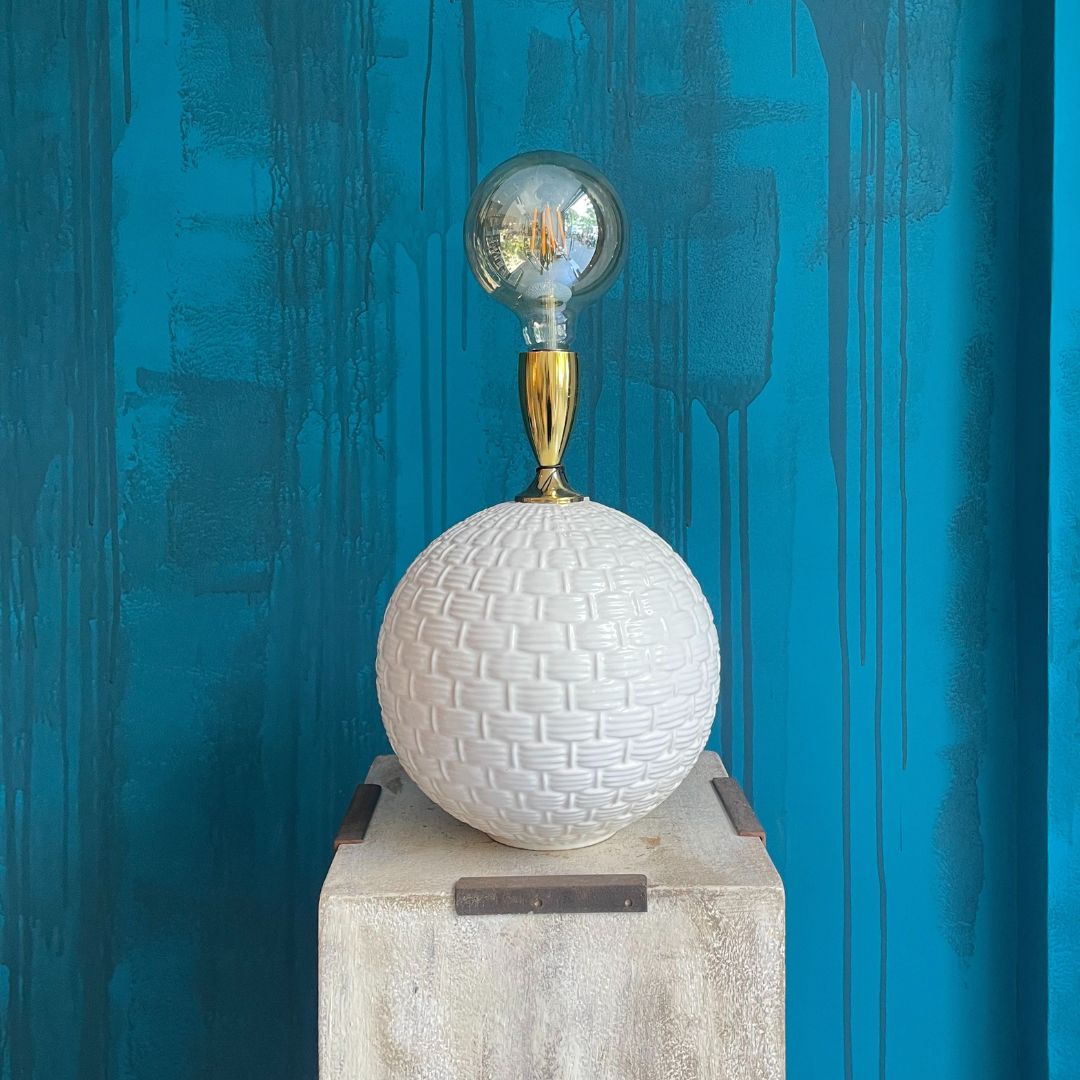 Lámpara Vintage de cerámica blanca con textura trenzada y casquillo dorado