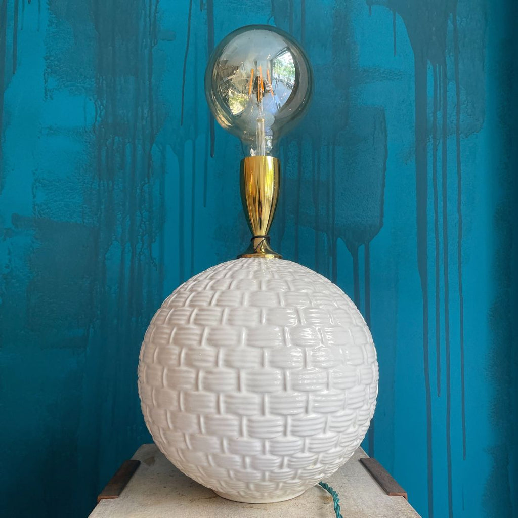 Lámpara Vintage de cerámica blanca con textura trenzada y casquillo dorado