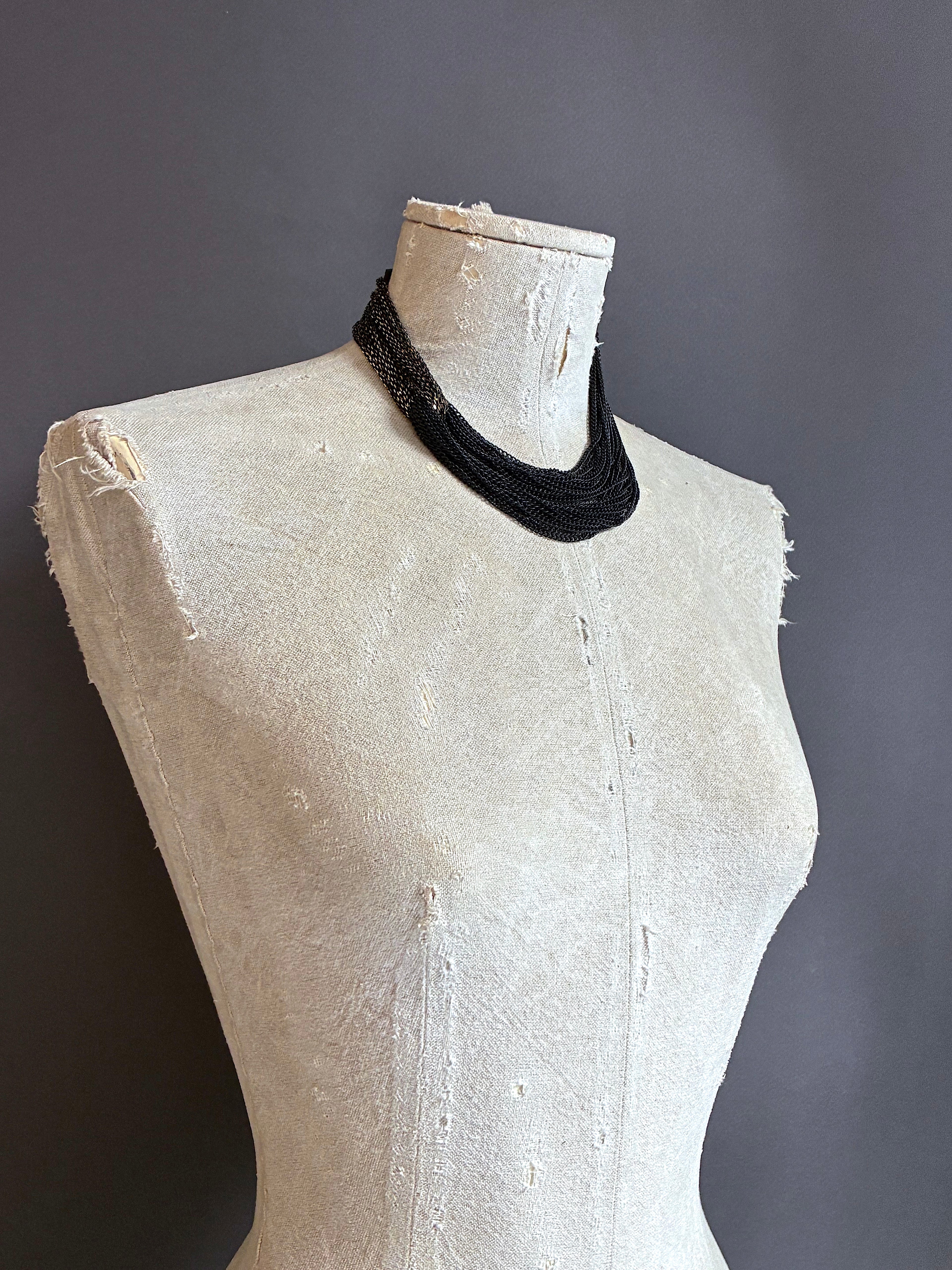 Collar Nudo Corto Negro/Negro