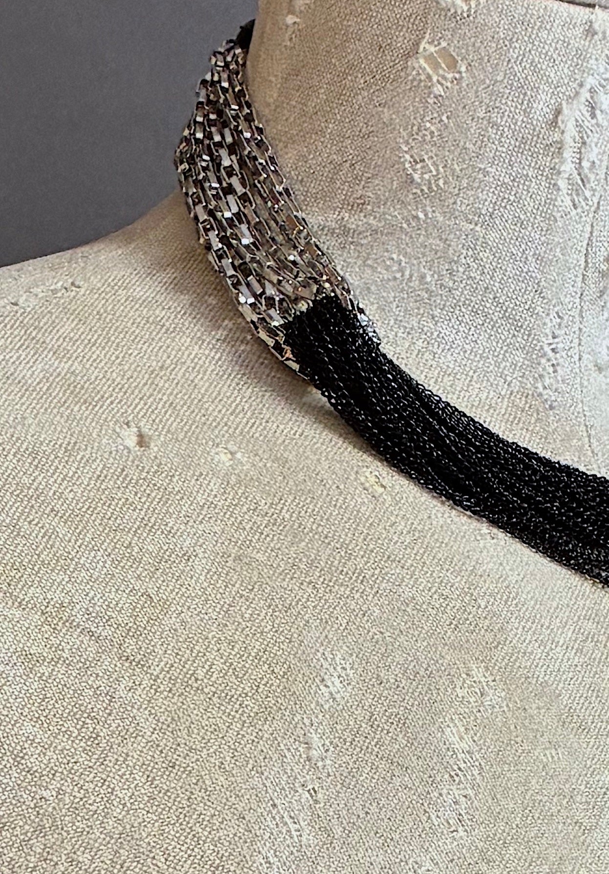 Collar Nudo Corto Plateado/Negro