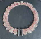 Collar de Cuarzo Rosa Bruto con Cierre Frontal de Plata Oxidada.