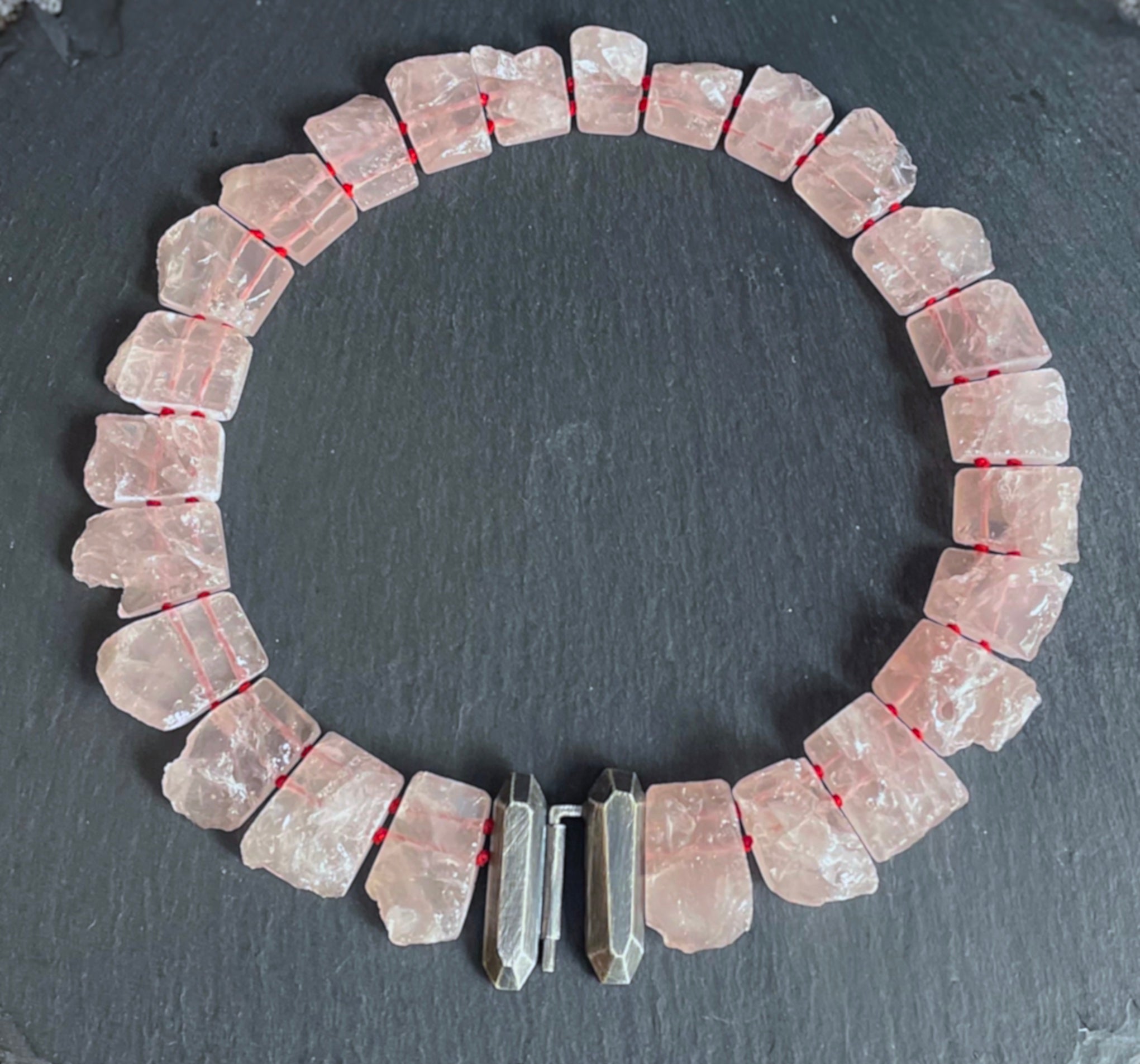 Collar de Cuarzo Rosa Bruto con Cierre Frontal de Plata Oxidada.