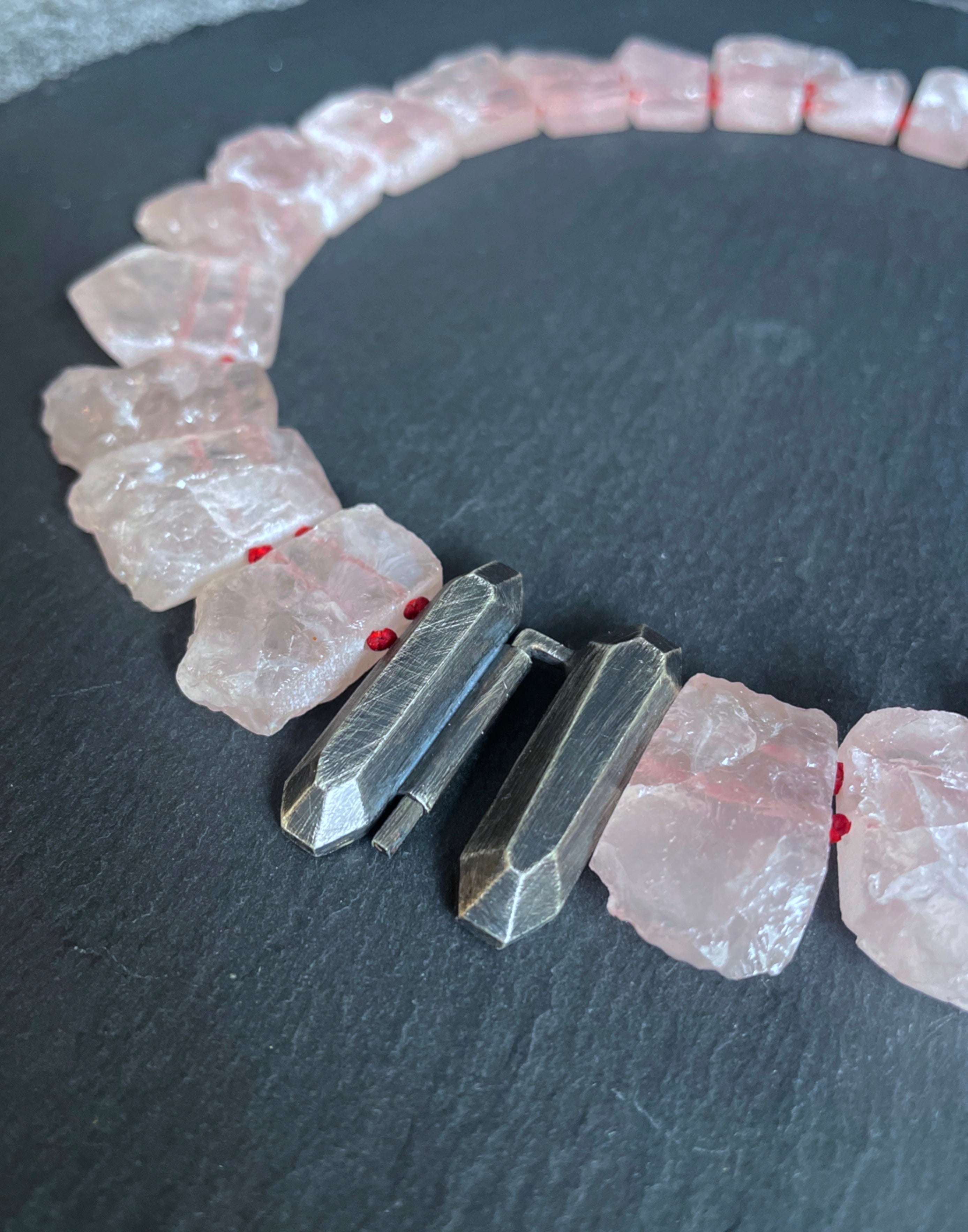 Collar de Cuarzo Rosa Bruto con Cierre Frontal de Plata Oxidada.