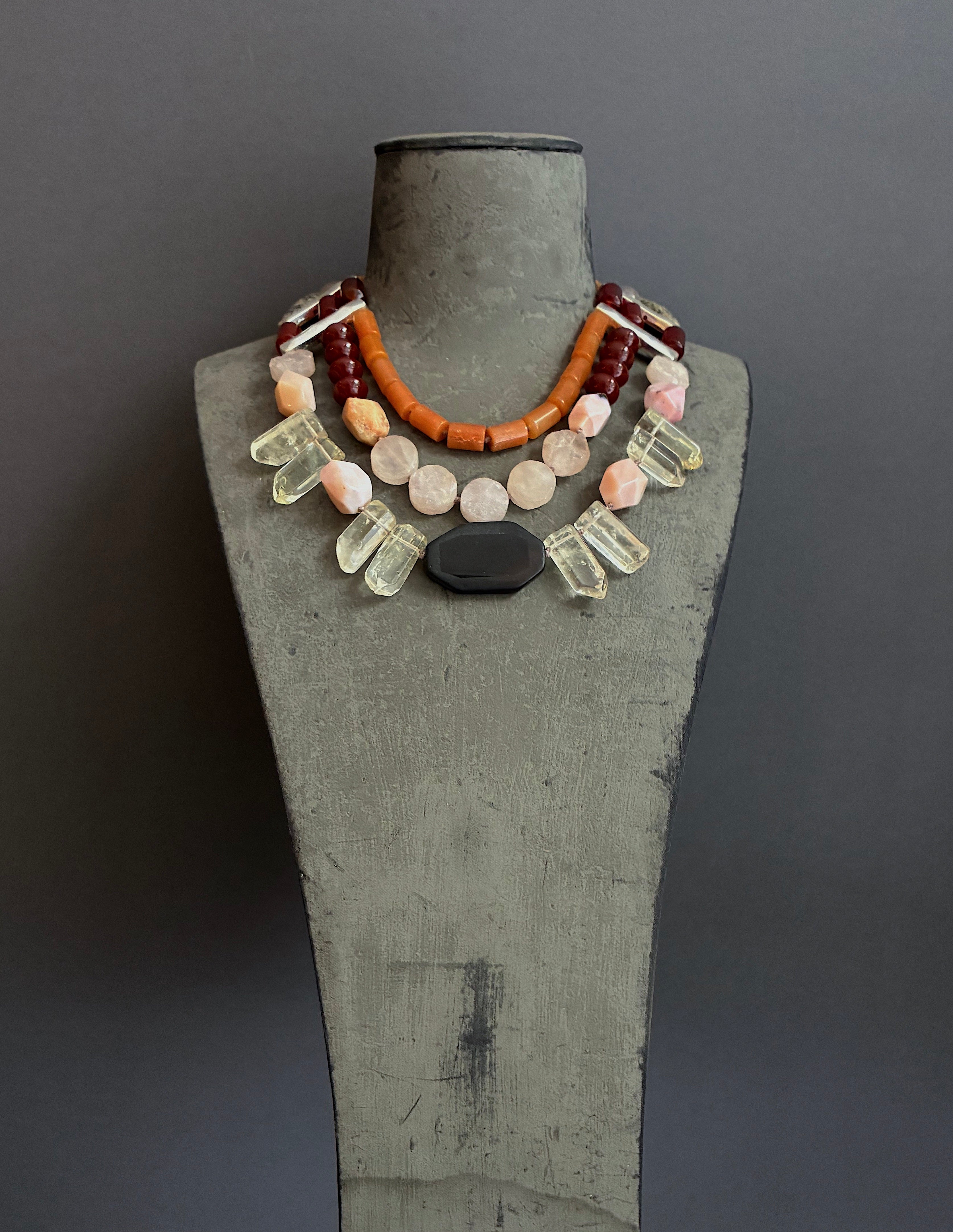 Collar "Aura Terracota y Rosa"