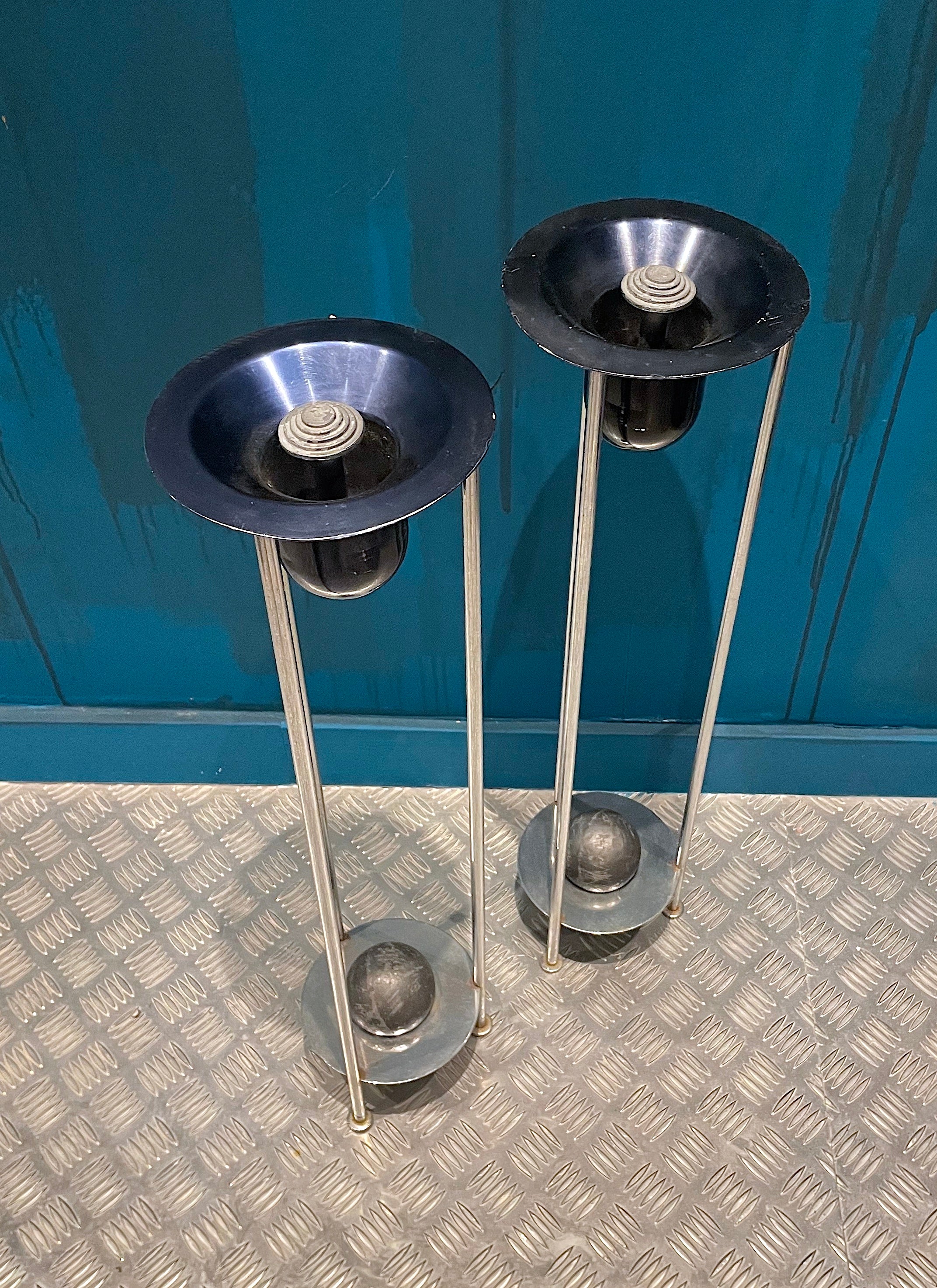 Ceniceros de pie vintage de metal cromado estilo Space Age.