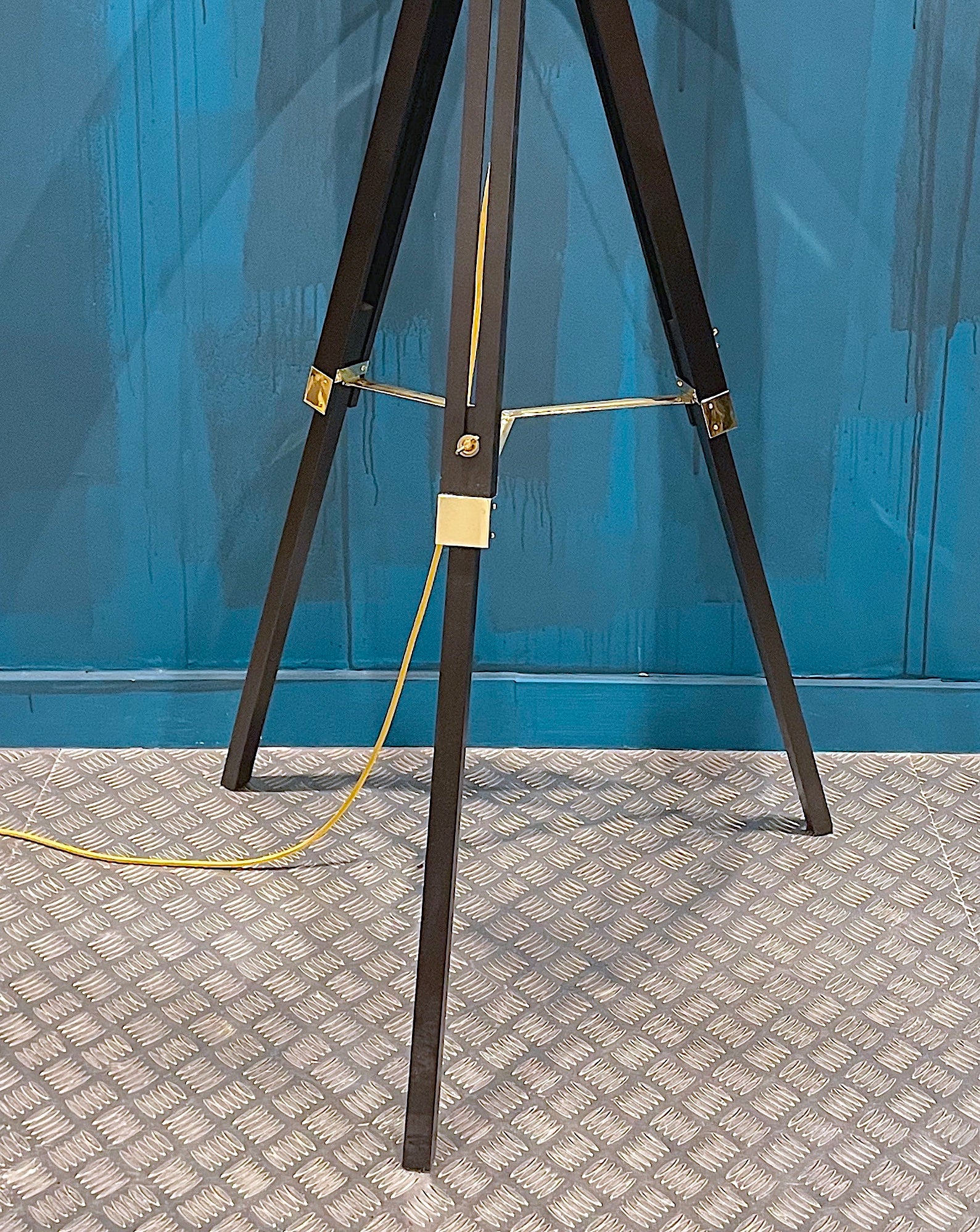 Lámpara de pie trípode con pantalla negra — estilo industrial moderno.