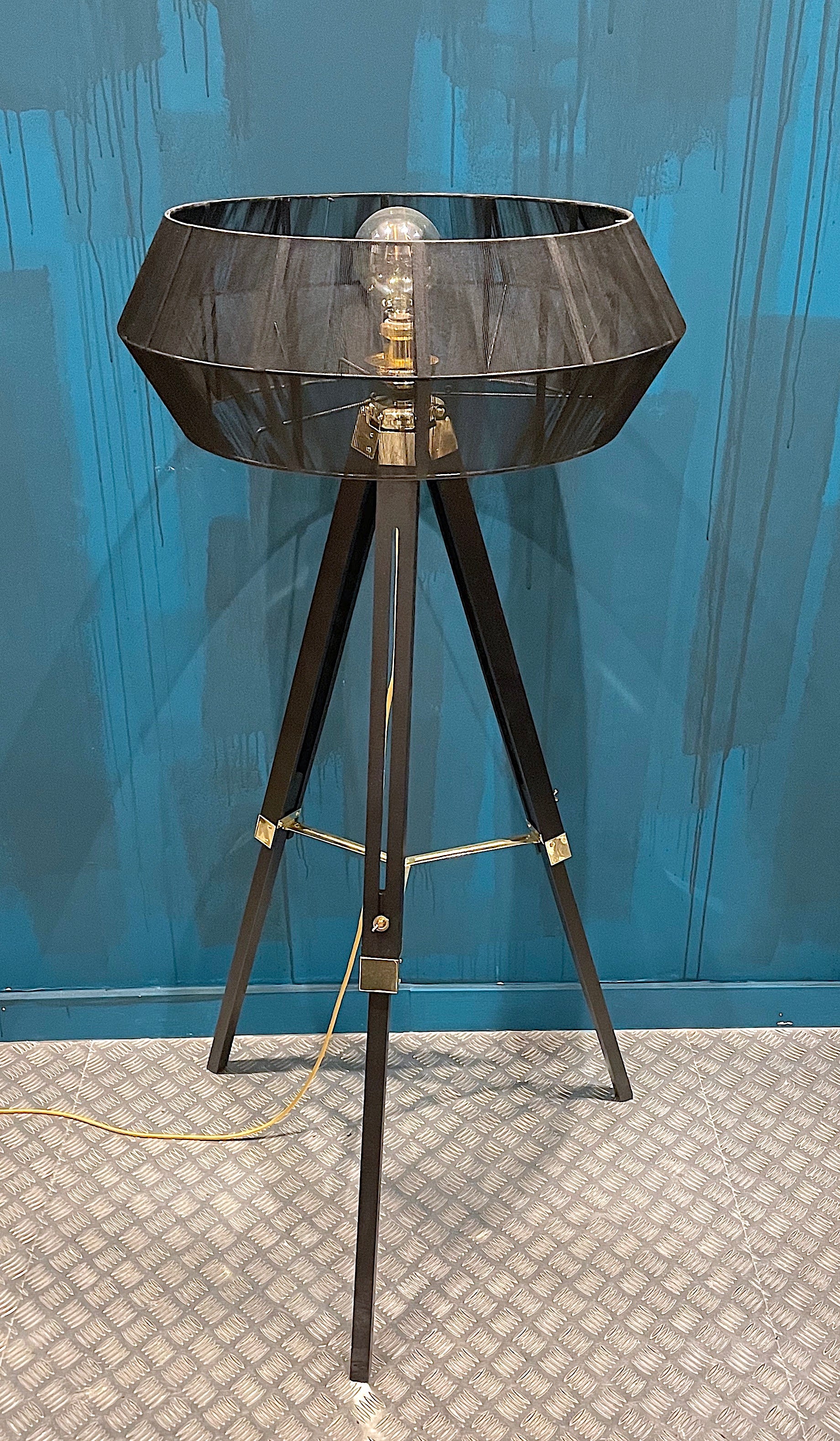 Lámpara de pie trípode con pantalla negra — estilo industrial moderno.