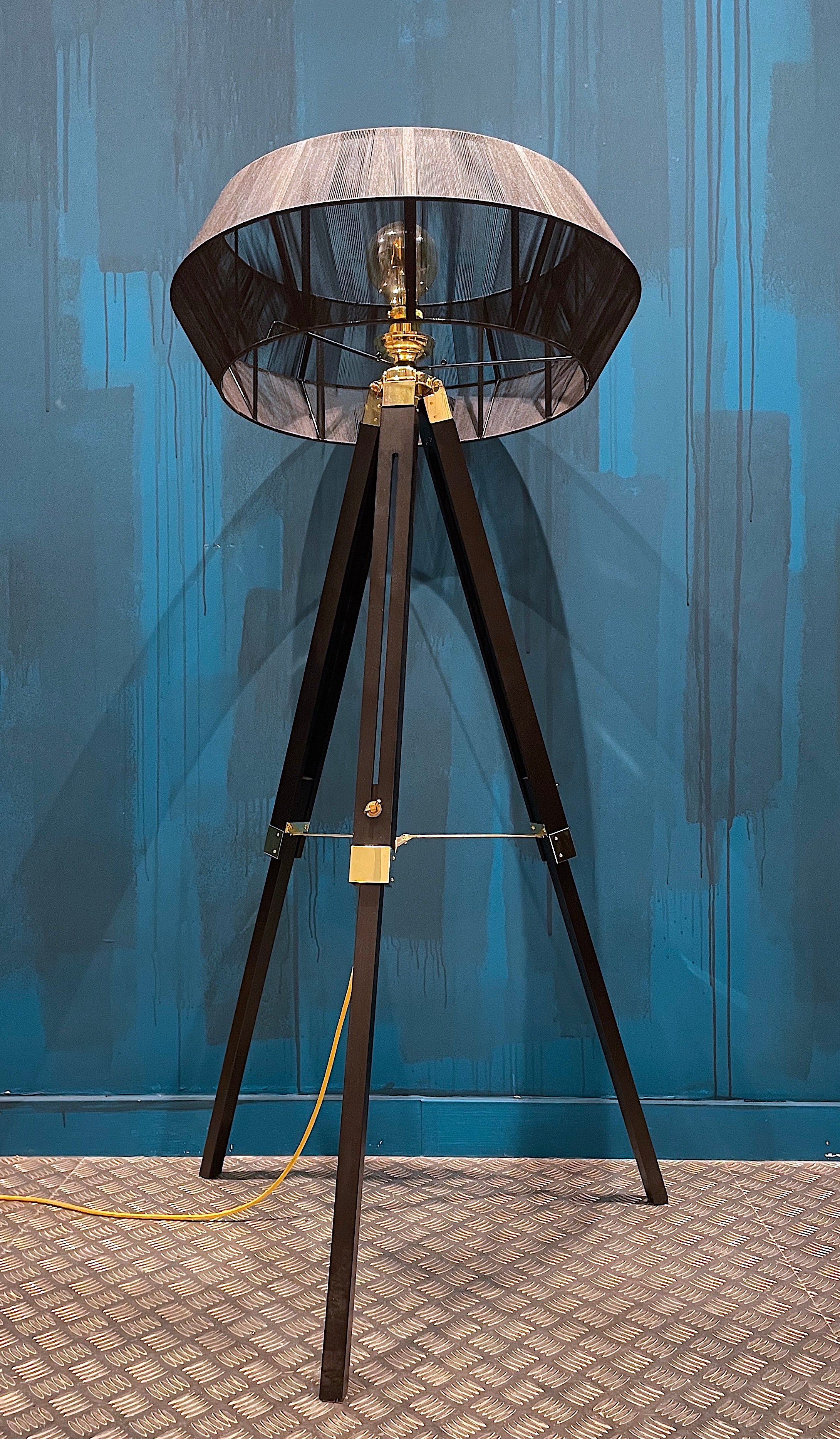 Lámpara de pie trípode con pantalla negra — estilo industrial moderno.