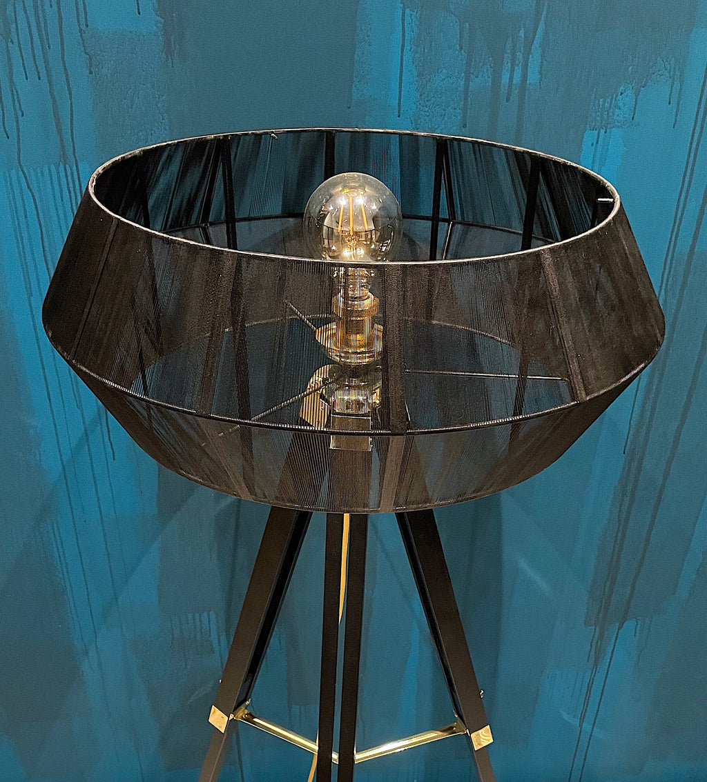 Lámpara de pie trípode con pantalla negra — estilo industrial moderno.