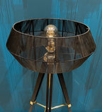 Lámpara de pie trípode con pantalla negra — estilo industrial moderno.