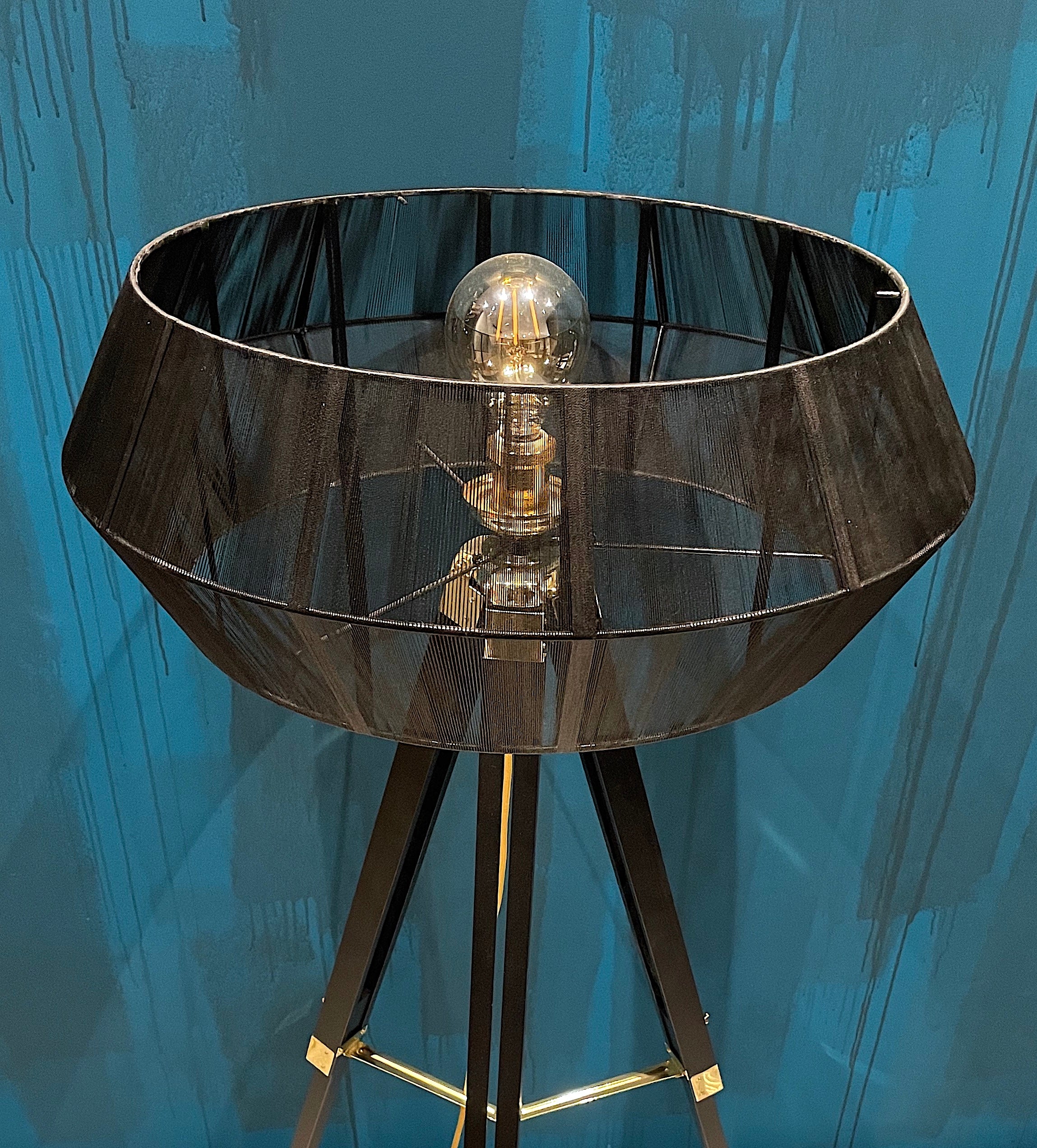 Lámpara de pie trípode con pantalla negra — estilo industrial moderno.