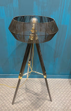 Lámpara de pie trípode con pantalla negra — estilo industrial moderno.