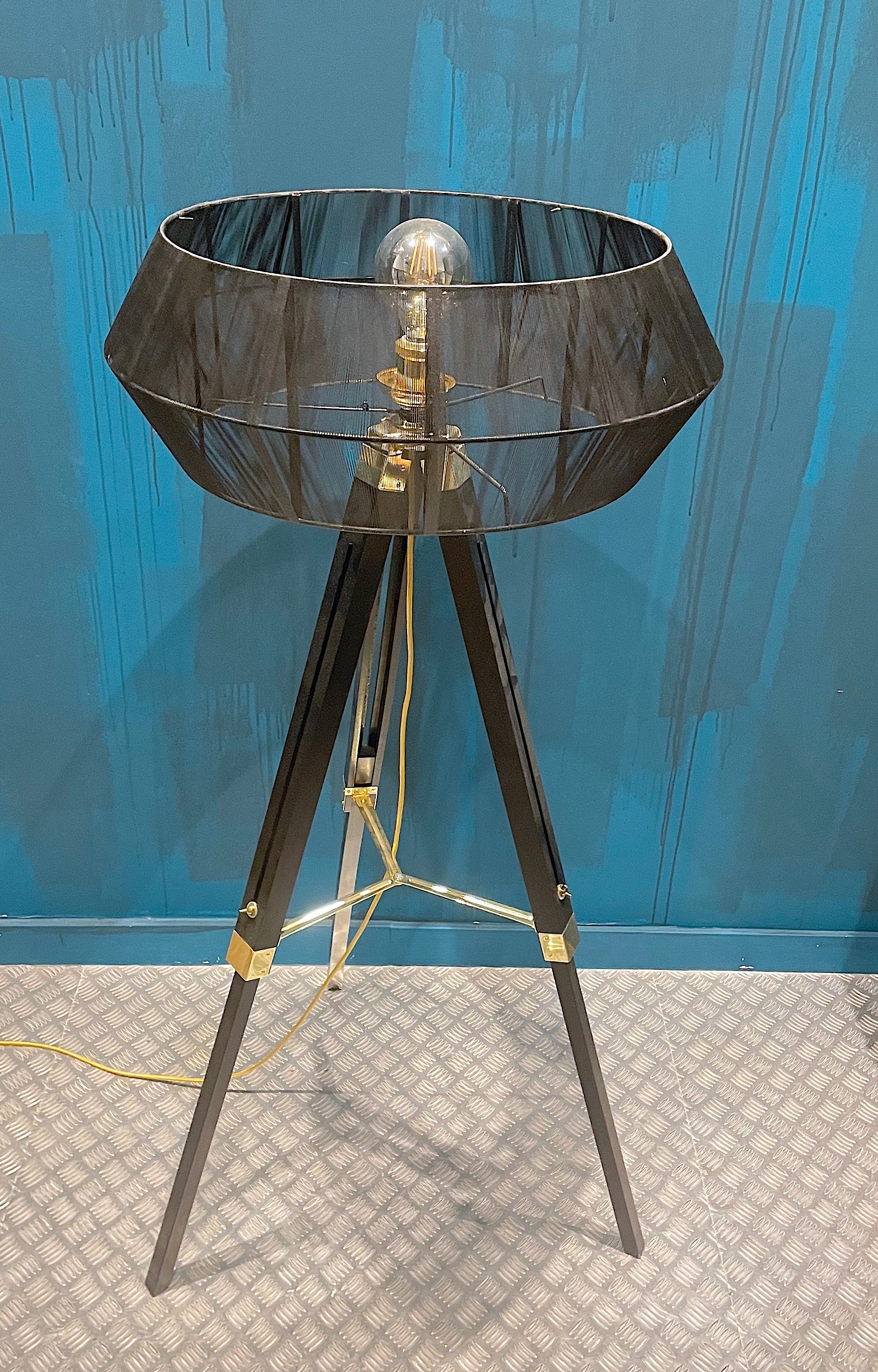 Lámpara de pie trípode con pantalla negra — estilo industrial moderno.