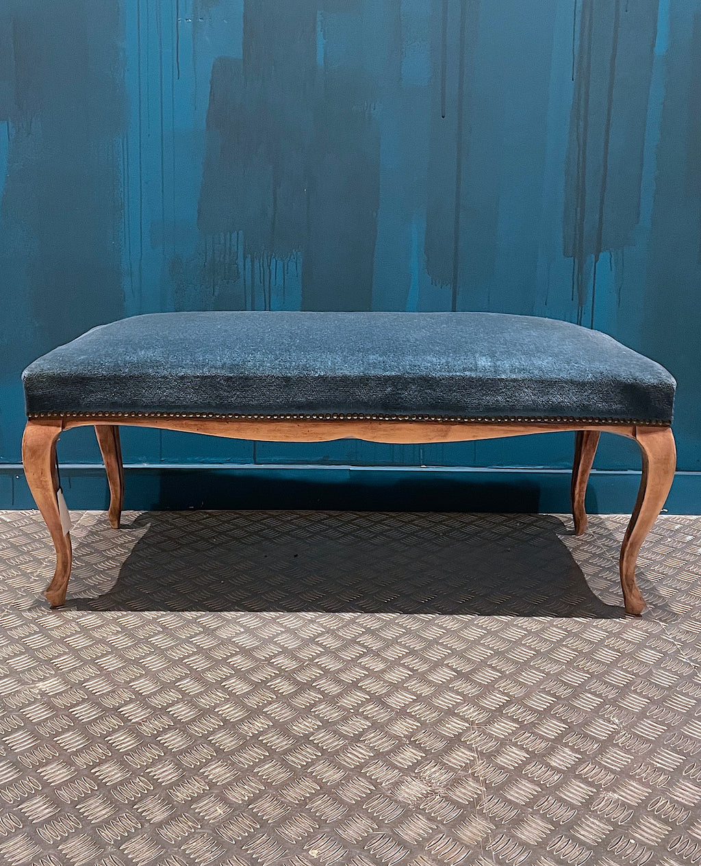 Banco vintage de madera y terciopelo azul estilo Luis XV