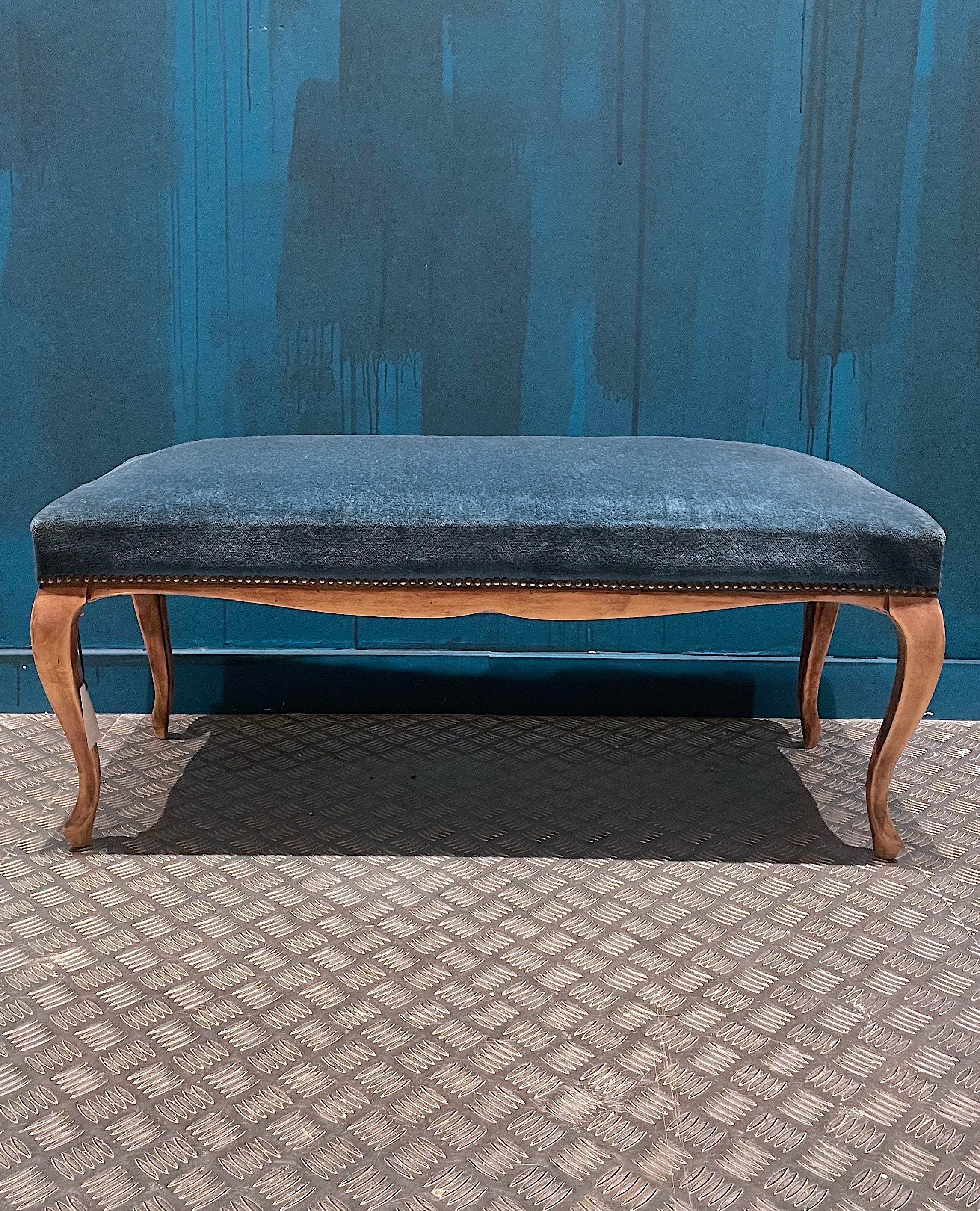 Banco vintage de madera y terciopelo azul estilo Luis XV