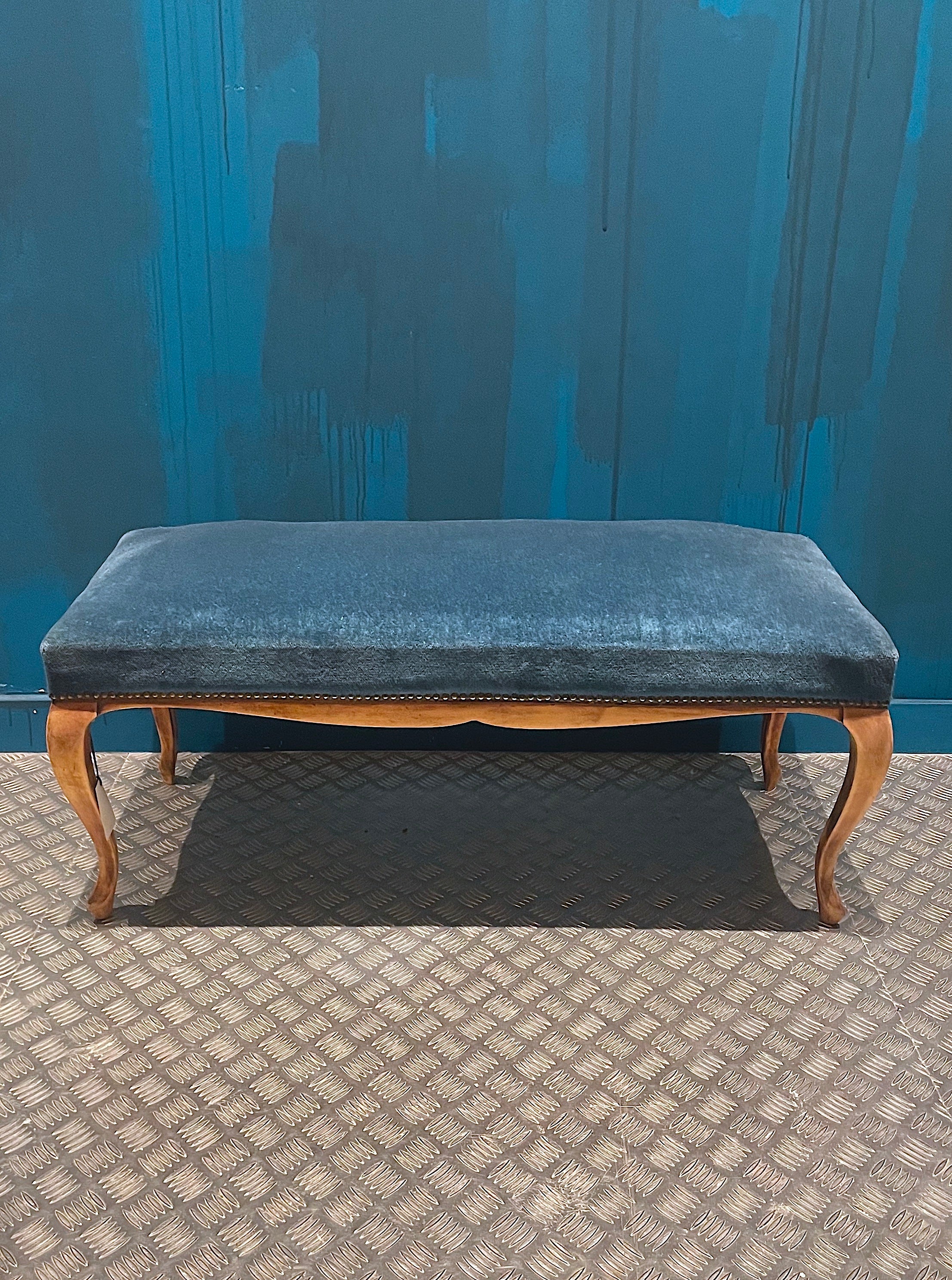 Banco vintage de madera y terciopelo azul estilo Luis XV