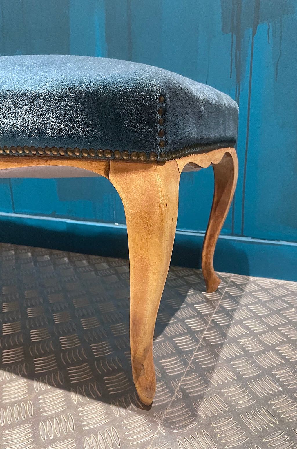 Banco vintage de madera y terciopelo azul estilo Luis XV