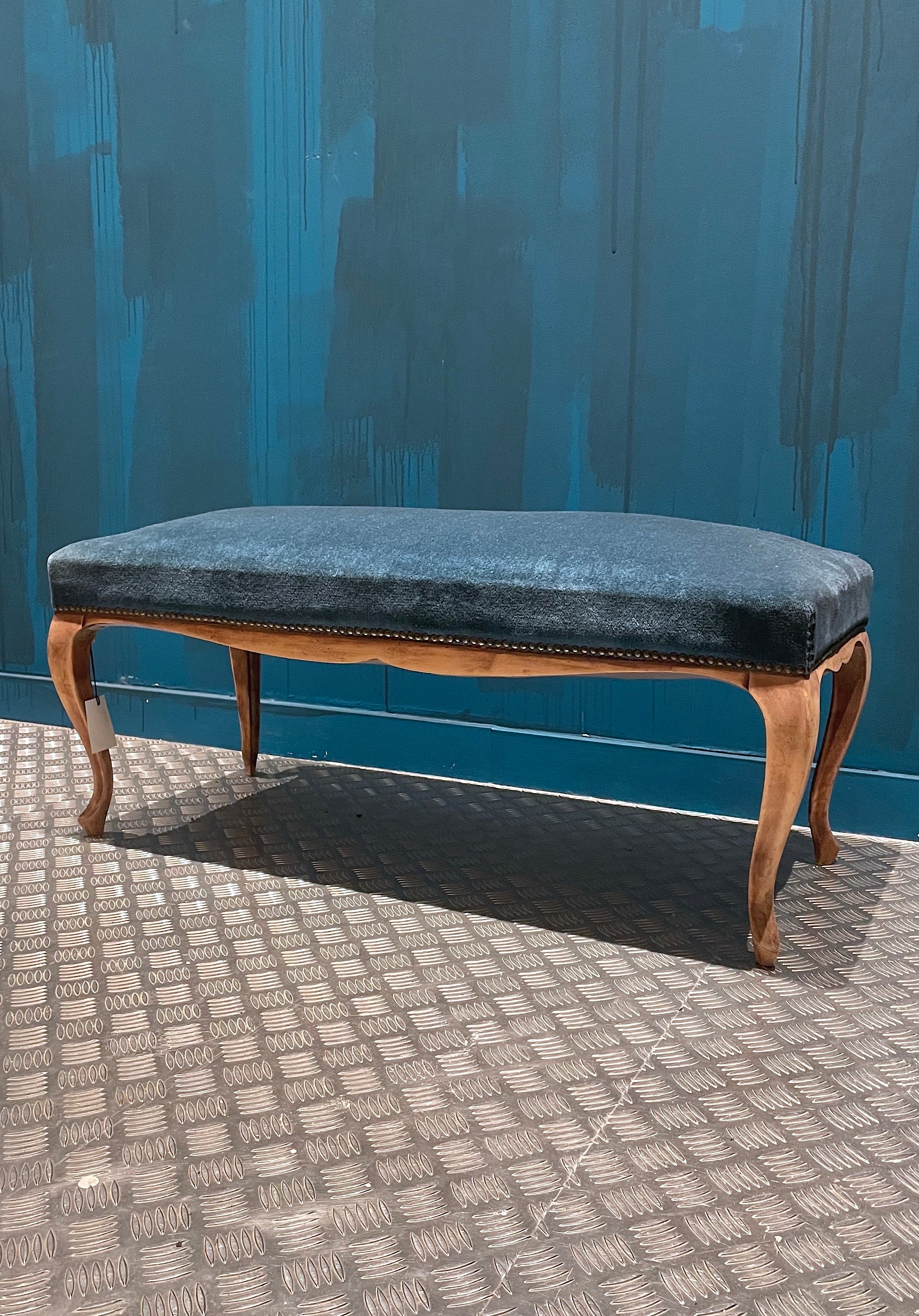 Banco vintage de madera y terciopelo azul estilo Luis XV