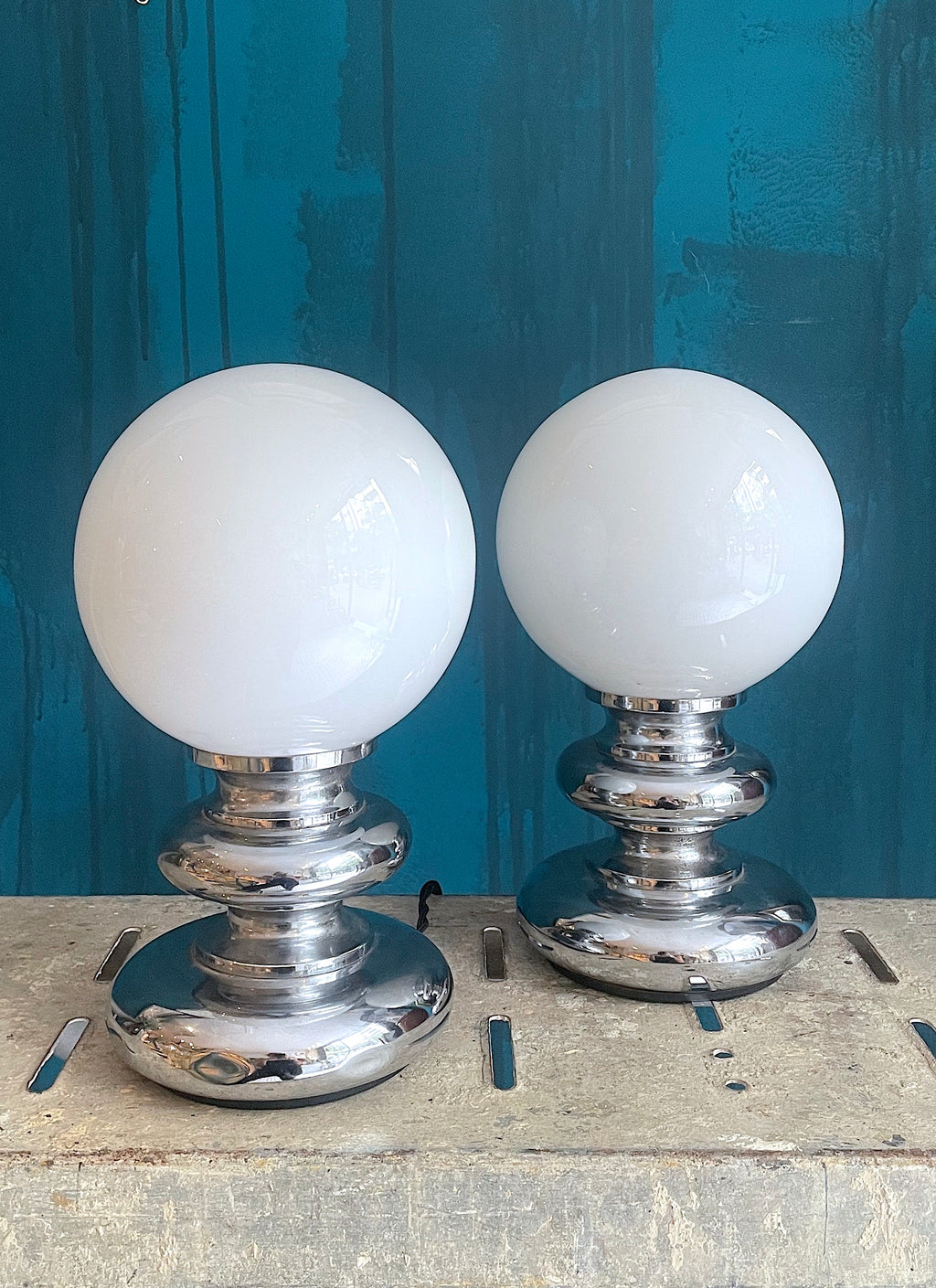 Pareja de lámparas cromadas con globo opalino — diseño Space Age años 70