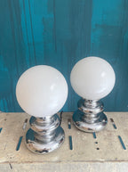 Pareja de lámparas cromadas con globo opalino — diseño Space Age años 70