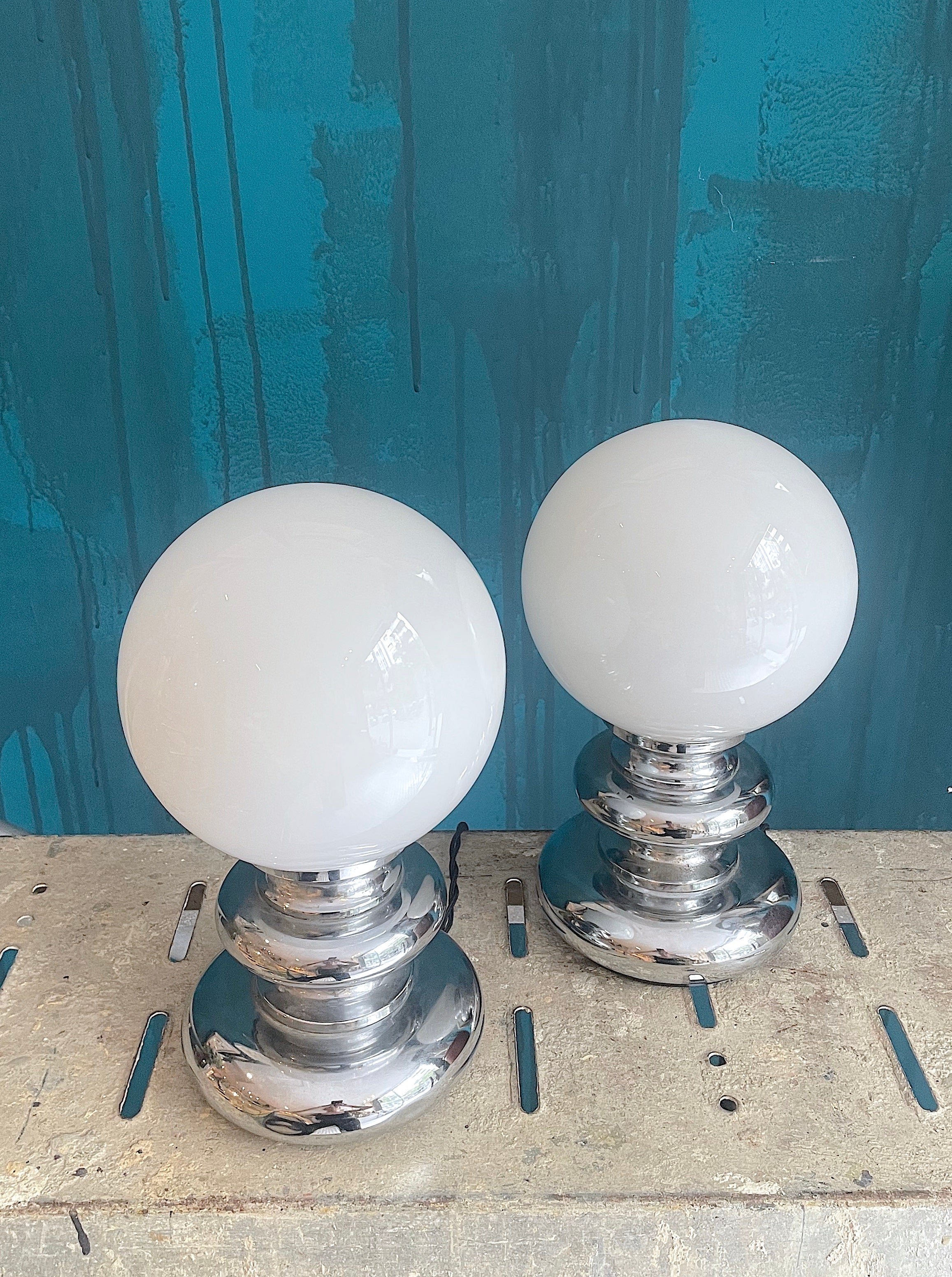 Pareja de lámparas cromadas con globo opalino — diseño Space Age años 70