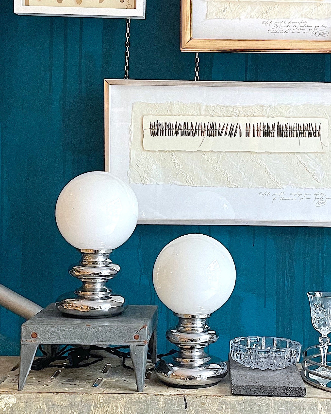 Pareja de lámparas cromadas con globo opalino — diseño Space Age años 70