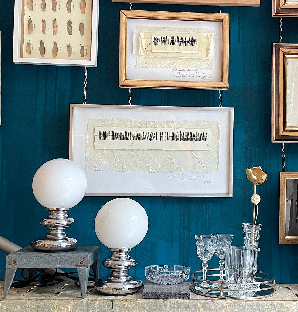 Pareja de lámparas cromadas con globo opalino — diseño Space Age años 70