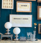 Pareja de lámparas cromadas con globo opalino — diseño Space Age años 70