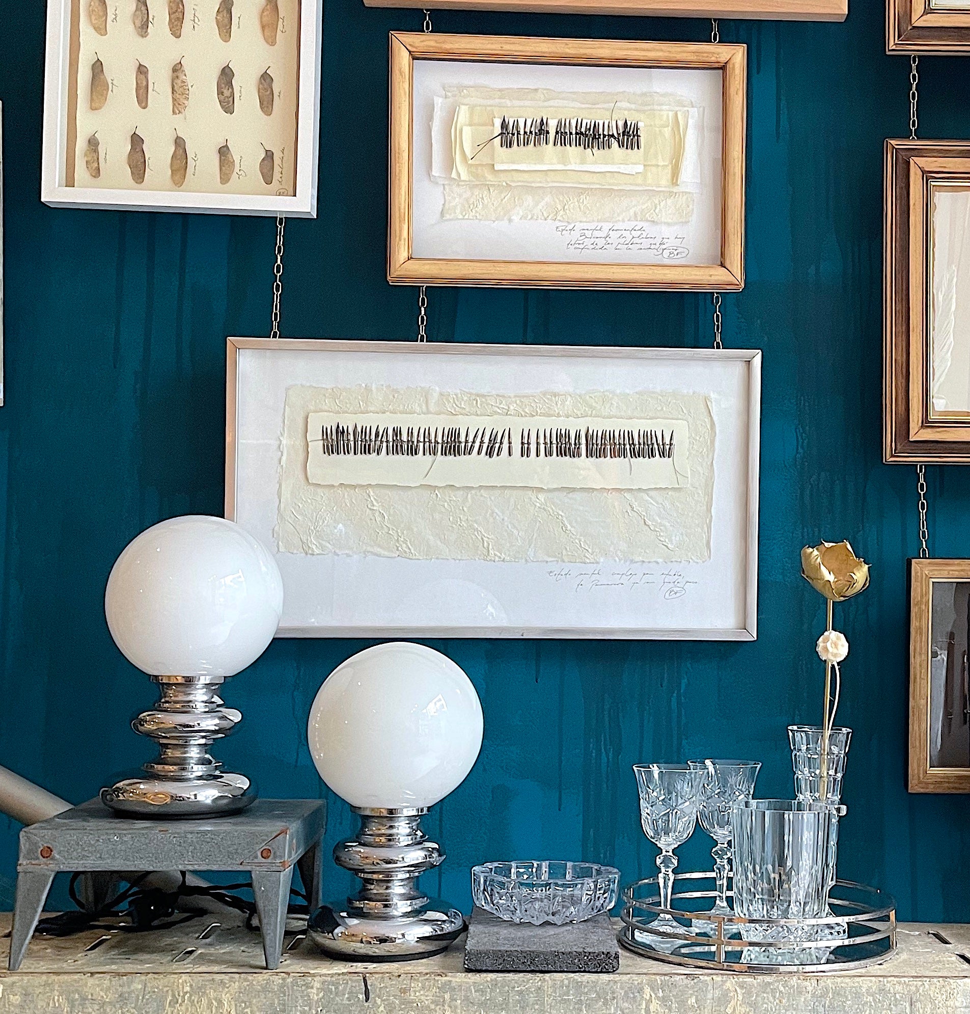 Pareja de lámparas cromadas con globo opalino — diseño Space Age años 70