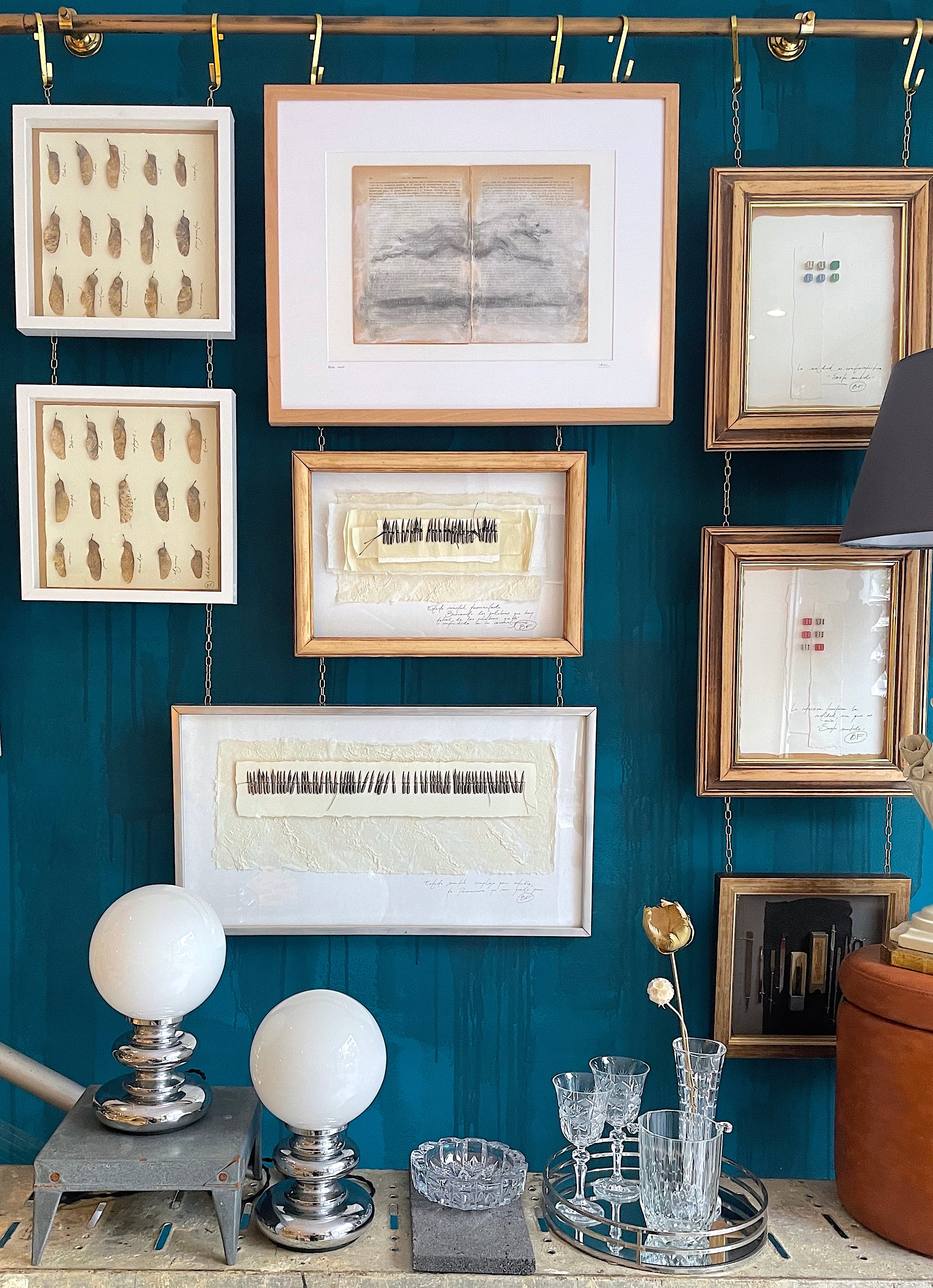 Pareja de lámparas cromadas con globo opalino — diseño Space Age años 70