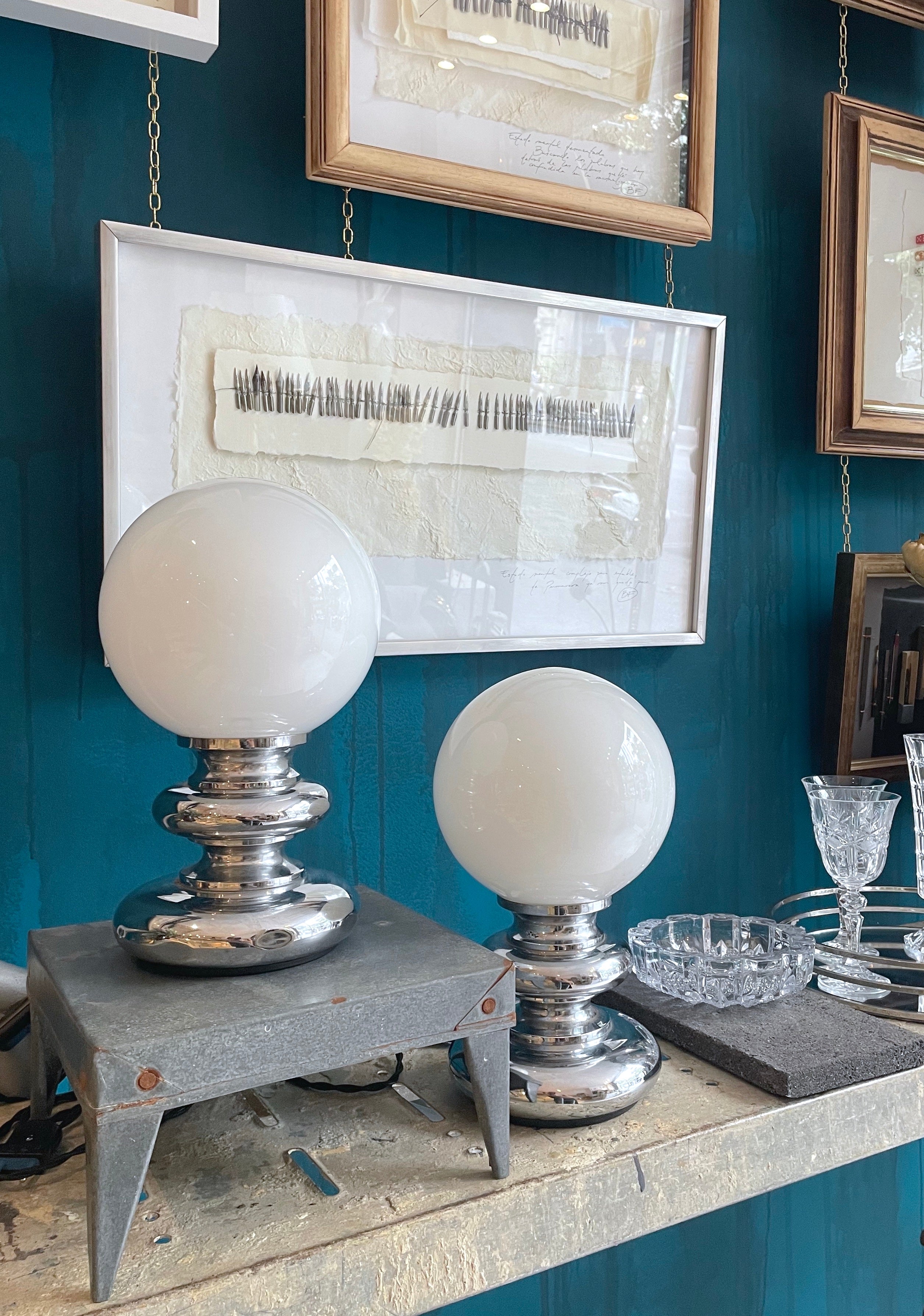 Pareja de lámparas cromadas con globo opalino — diseño Space Age años 70