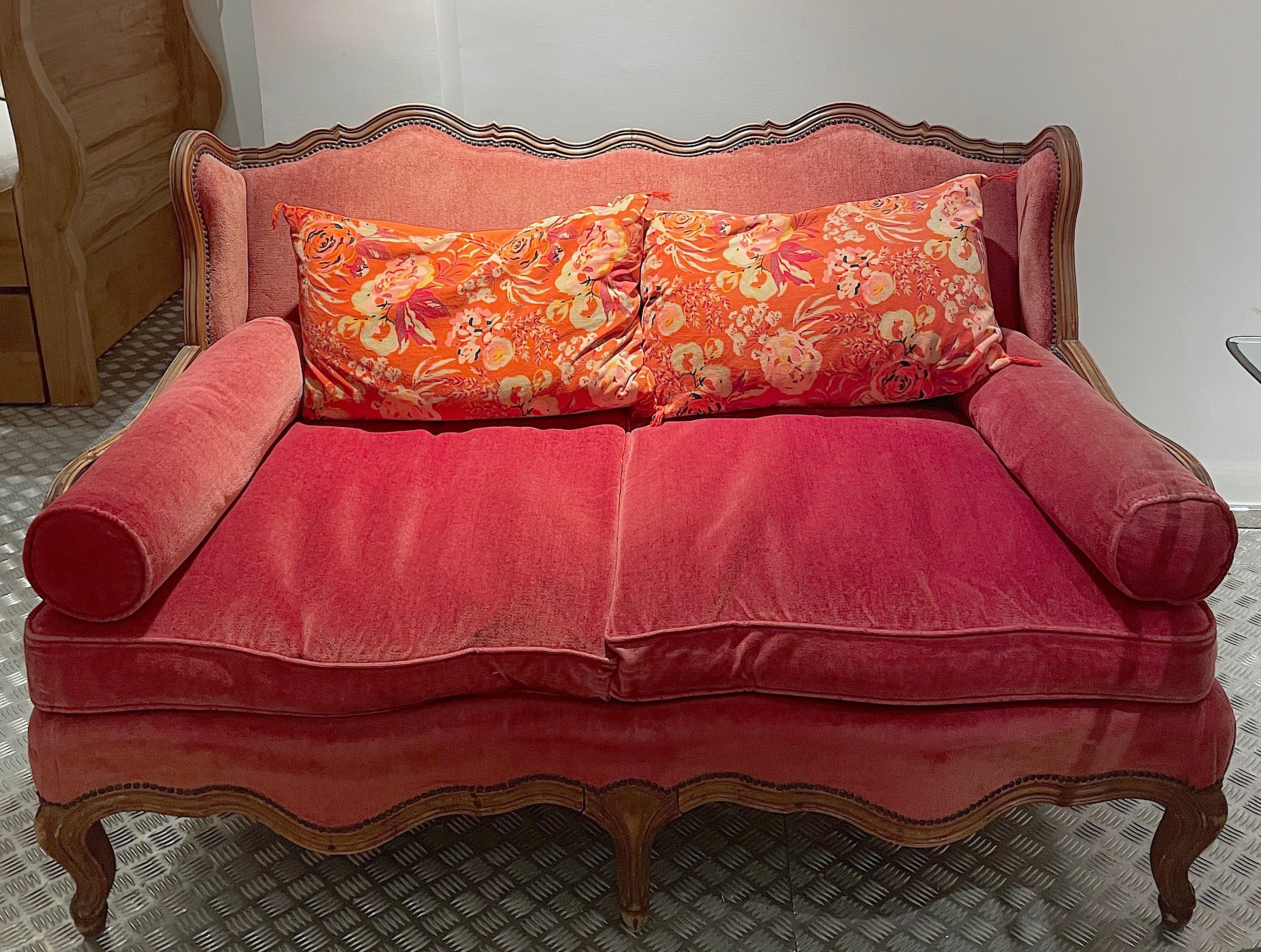 Sofá vintage Luis XV en rojo  – Óvalo Barcelona