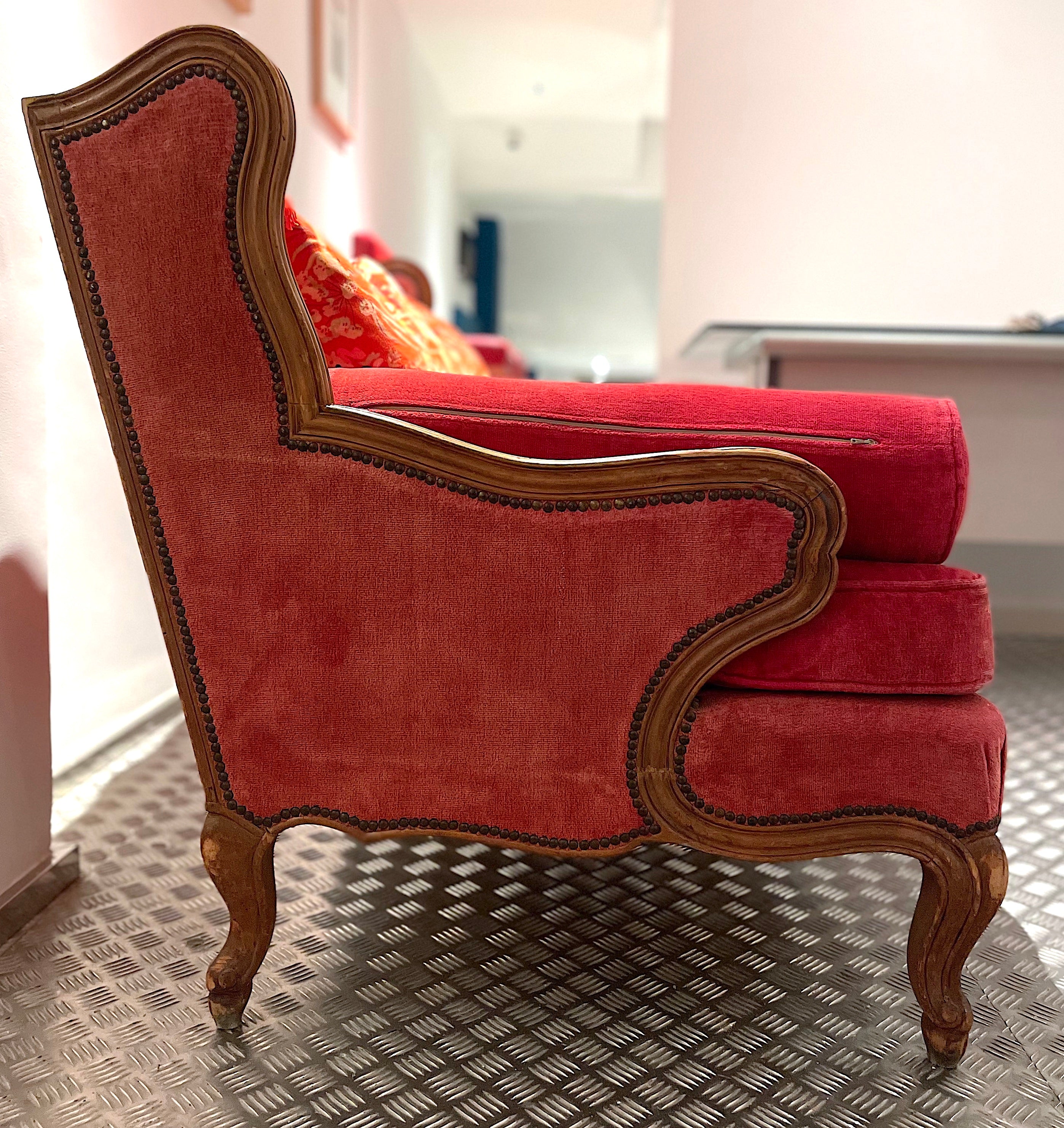 Sofá vintage Luis XV en rojo  – Óvalo Barcelona