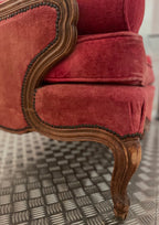 Sofá vintage Luis XV en rojo  – Óvalo Barcelona