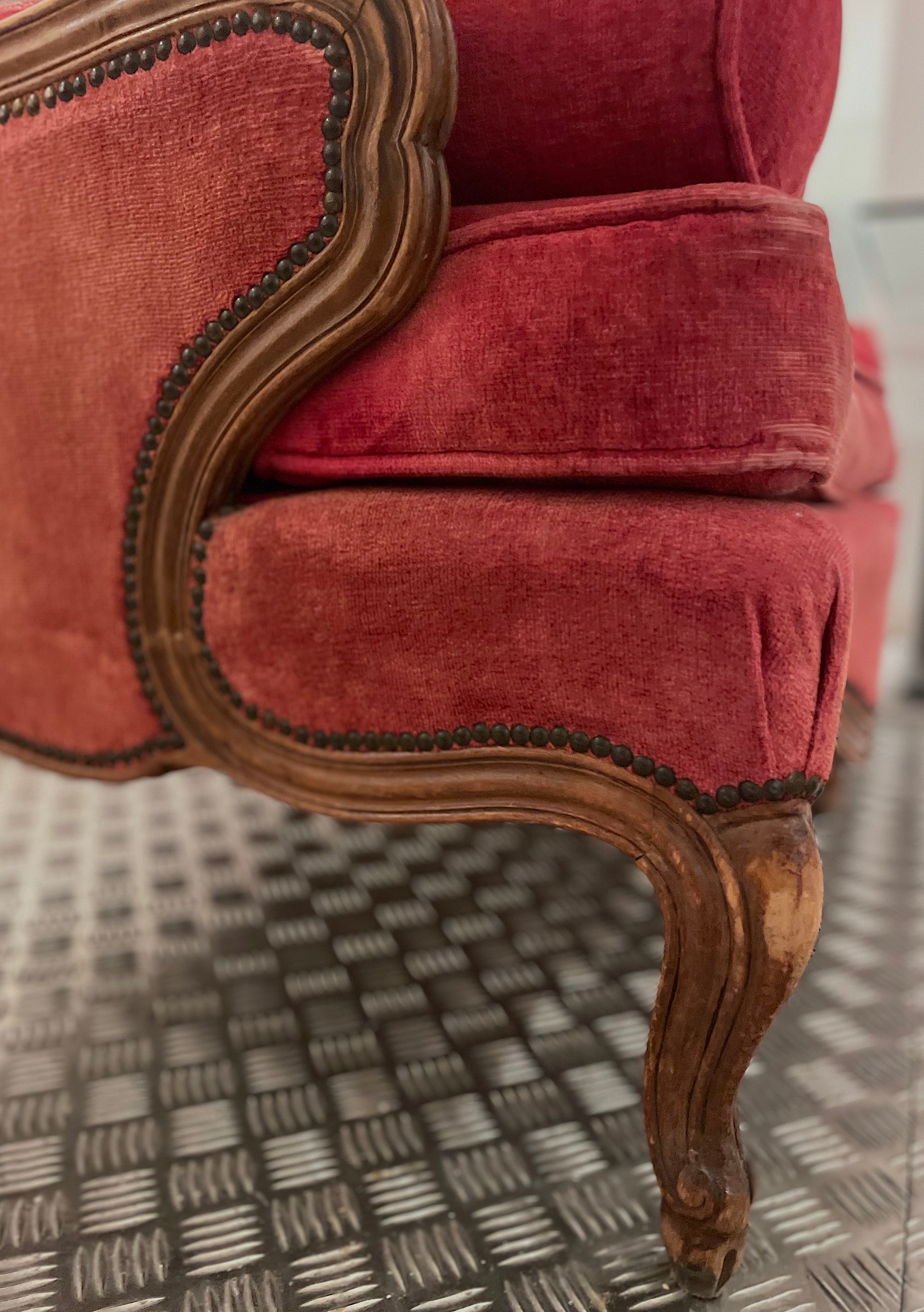 Sofá vintage Luis XV en rojo  – Óvalo Barcelona