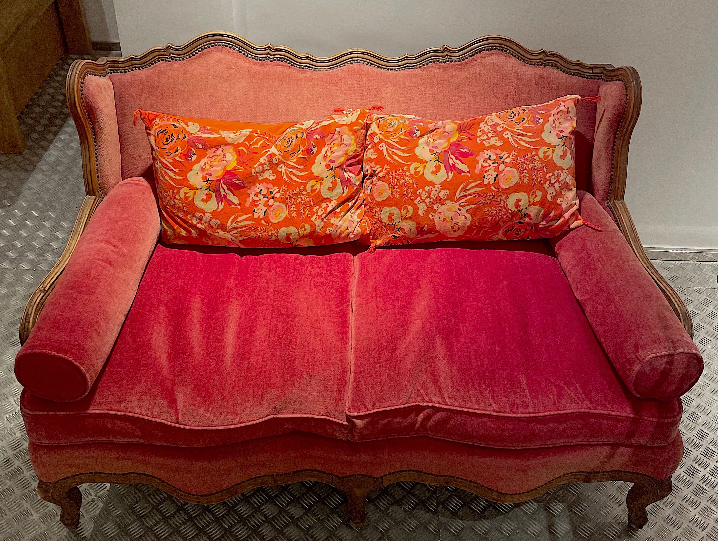 Sofá vintage Luis XV en rojo  – Óvalo Barcelona