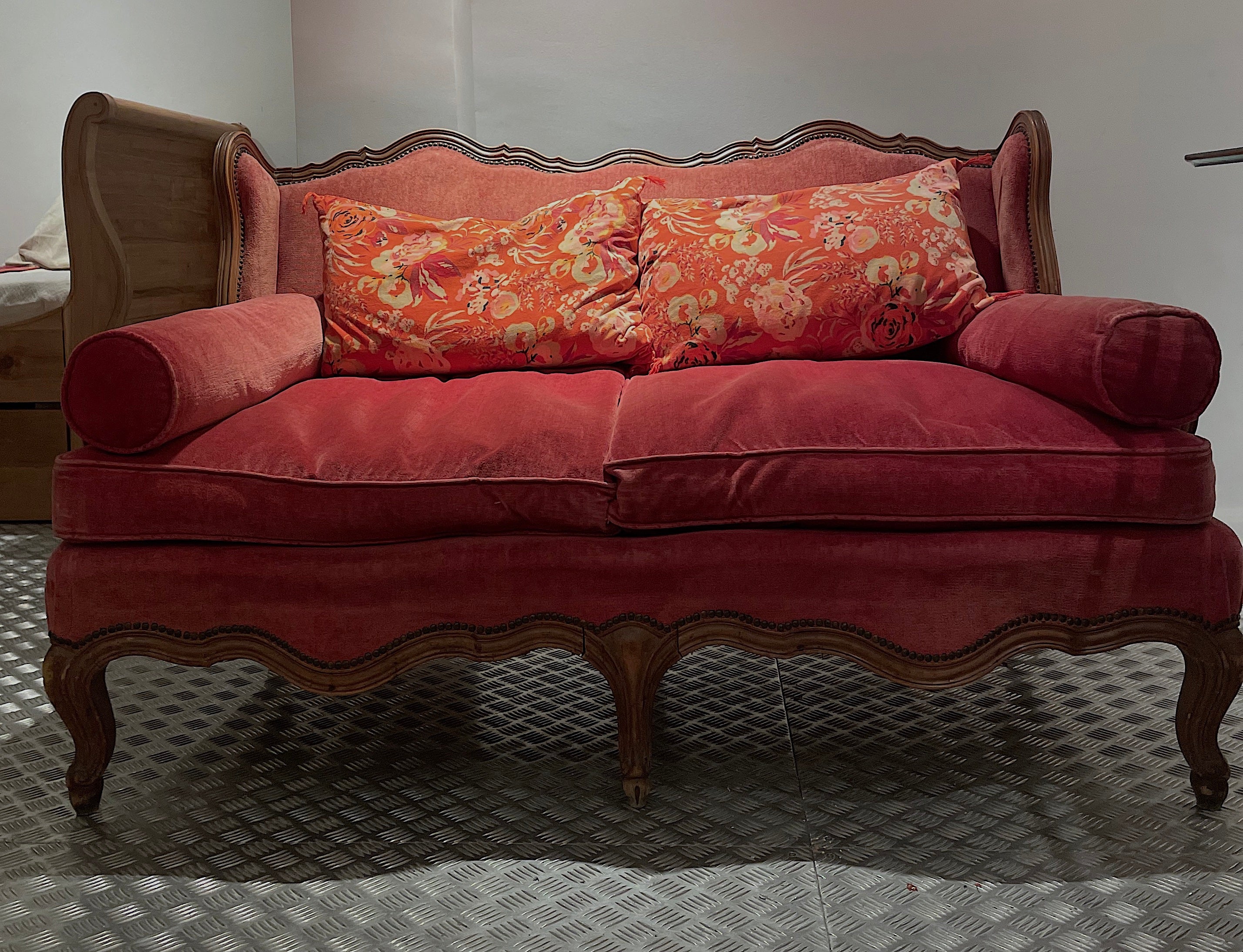 Sofá vintage Luis XV en rojo  – Óvalo Barcelona