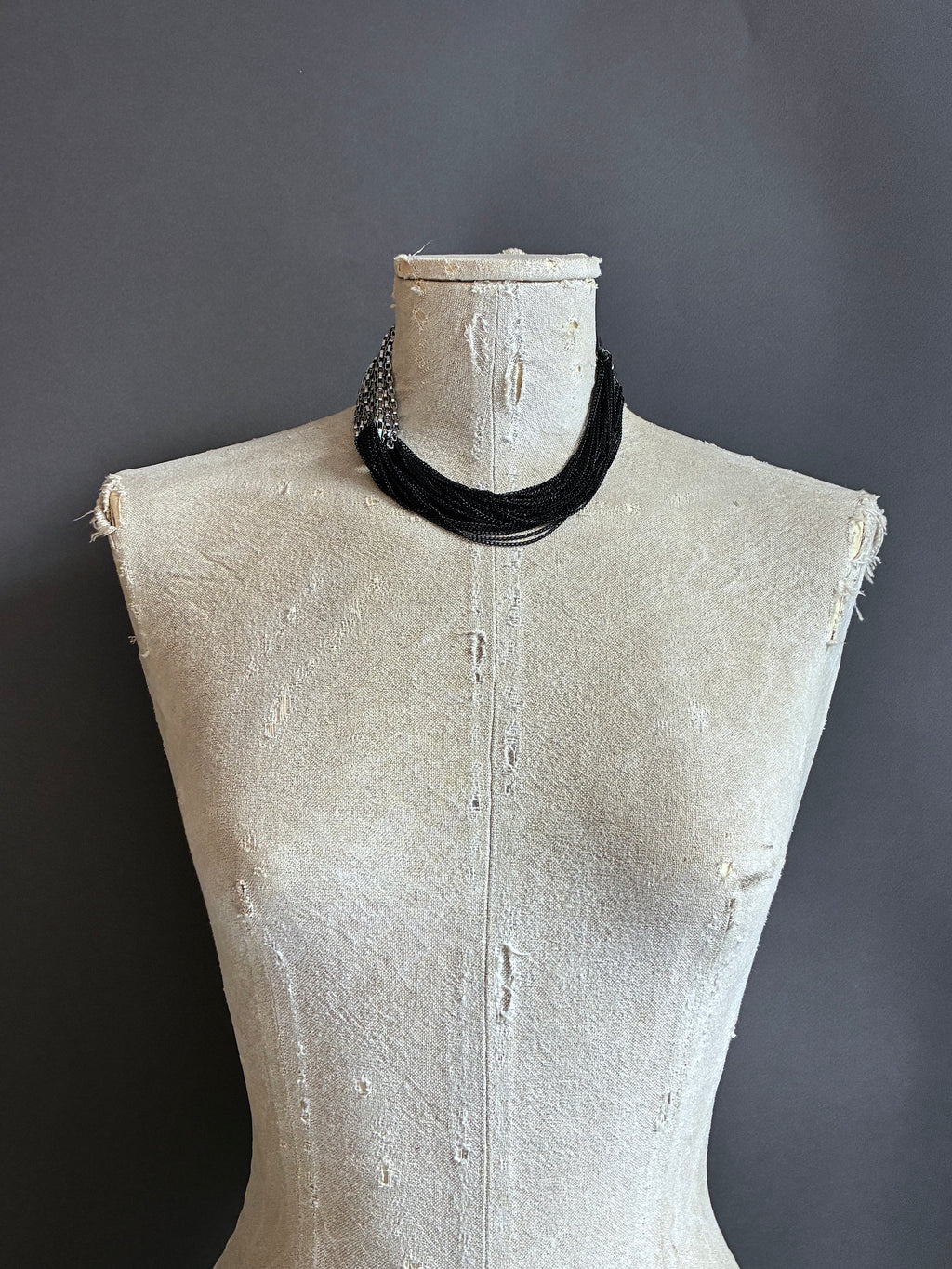 Collar Nudo Corto Plateado/Negro