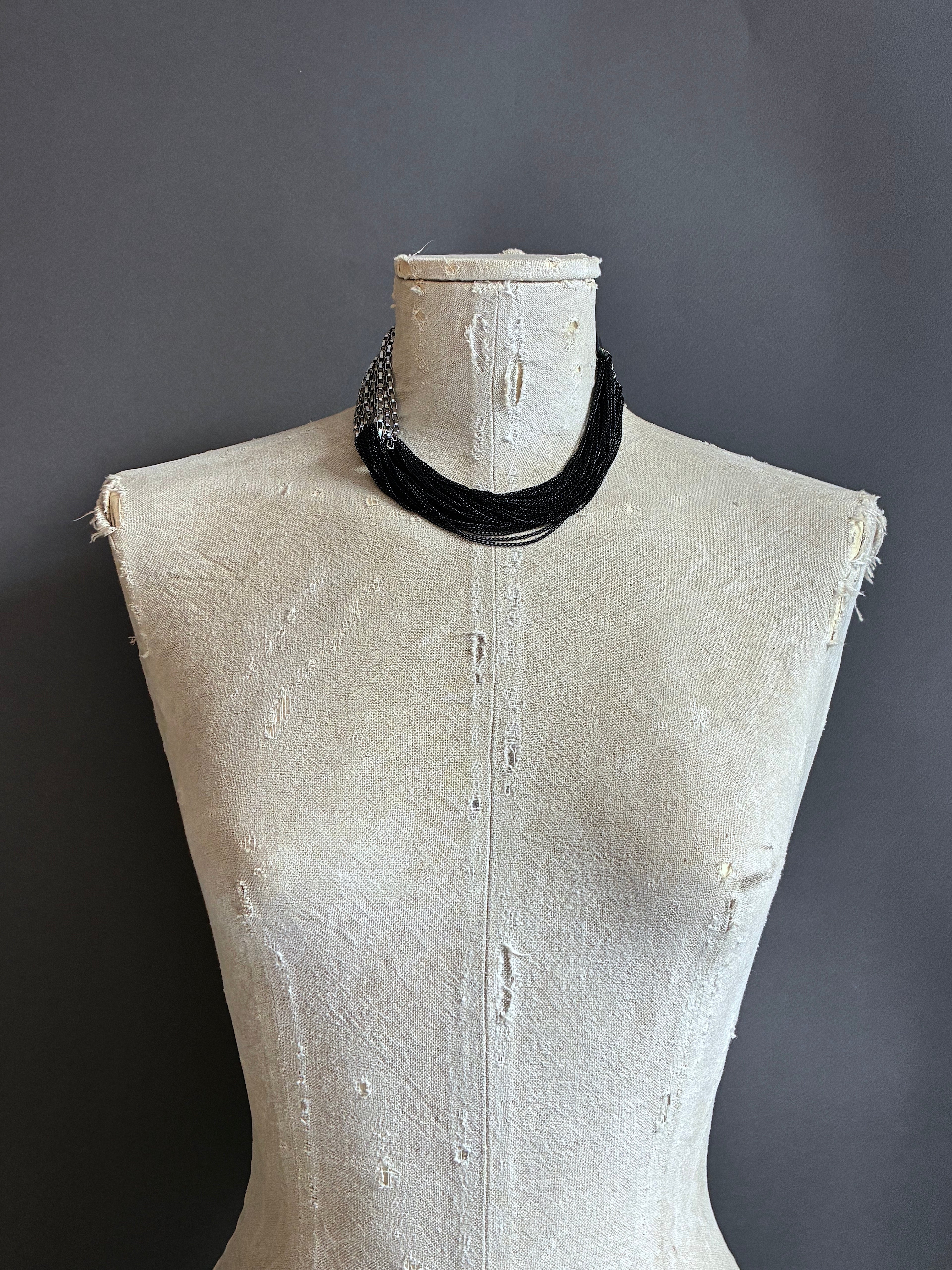 Collar Nudo Corto Plateado/Negro