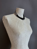 Collar Nudo Corto Plateado/Negro