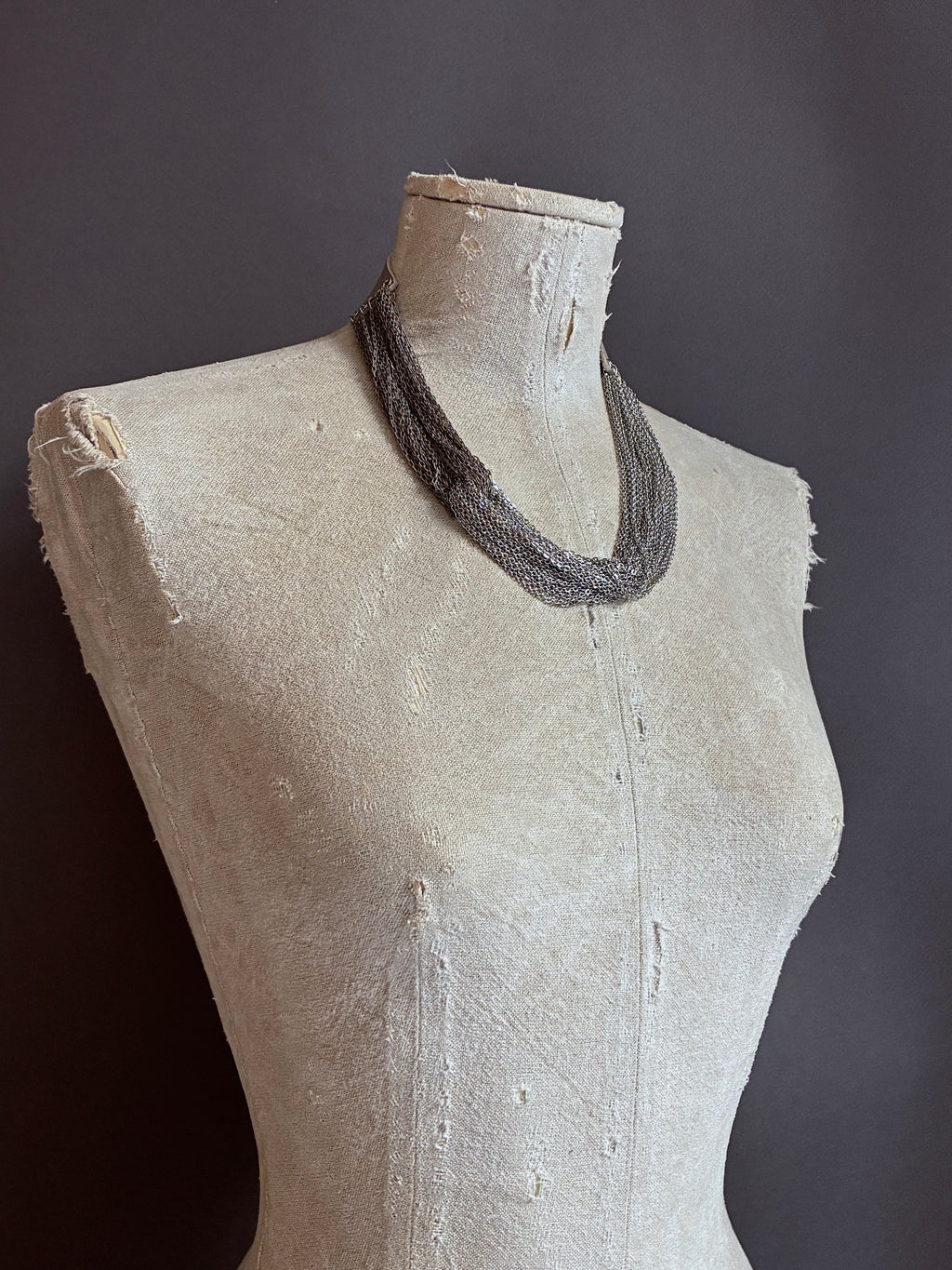 Collar Nudo Corto Plateado/Plateado