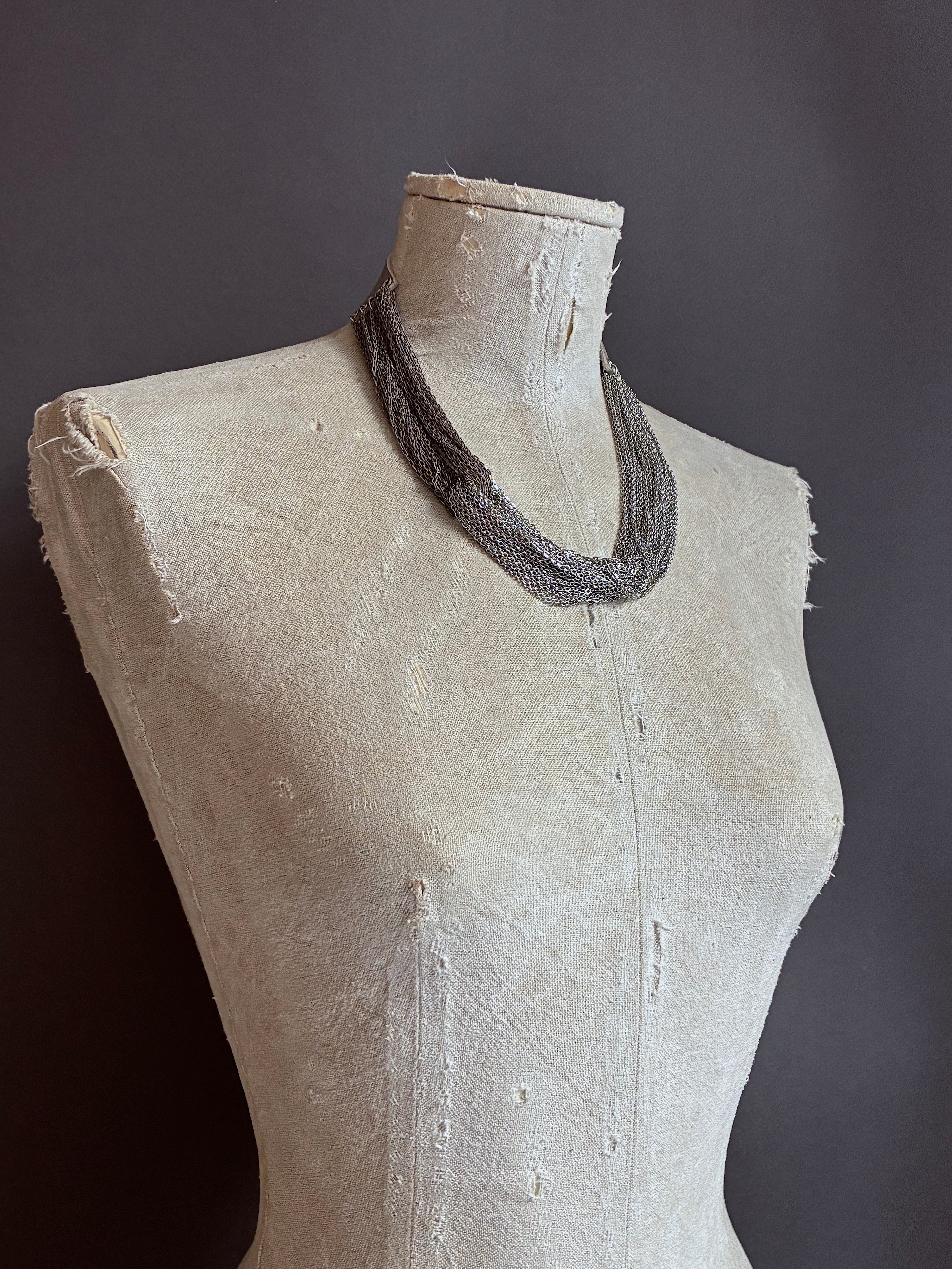 Collar Nudo Corto Plateado/Plateado